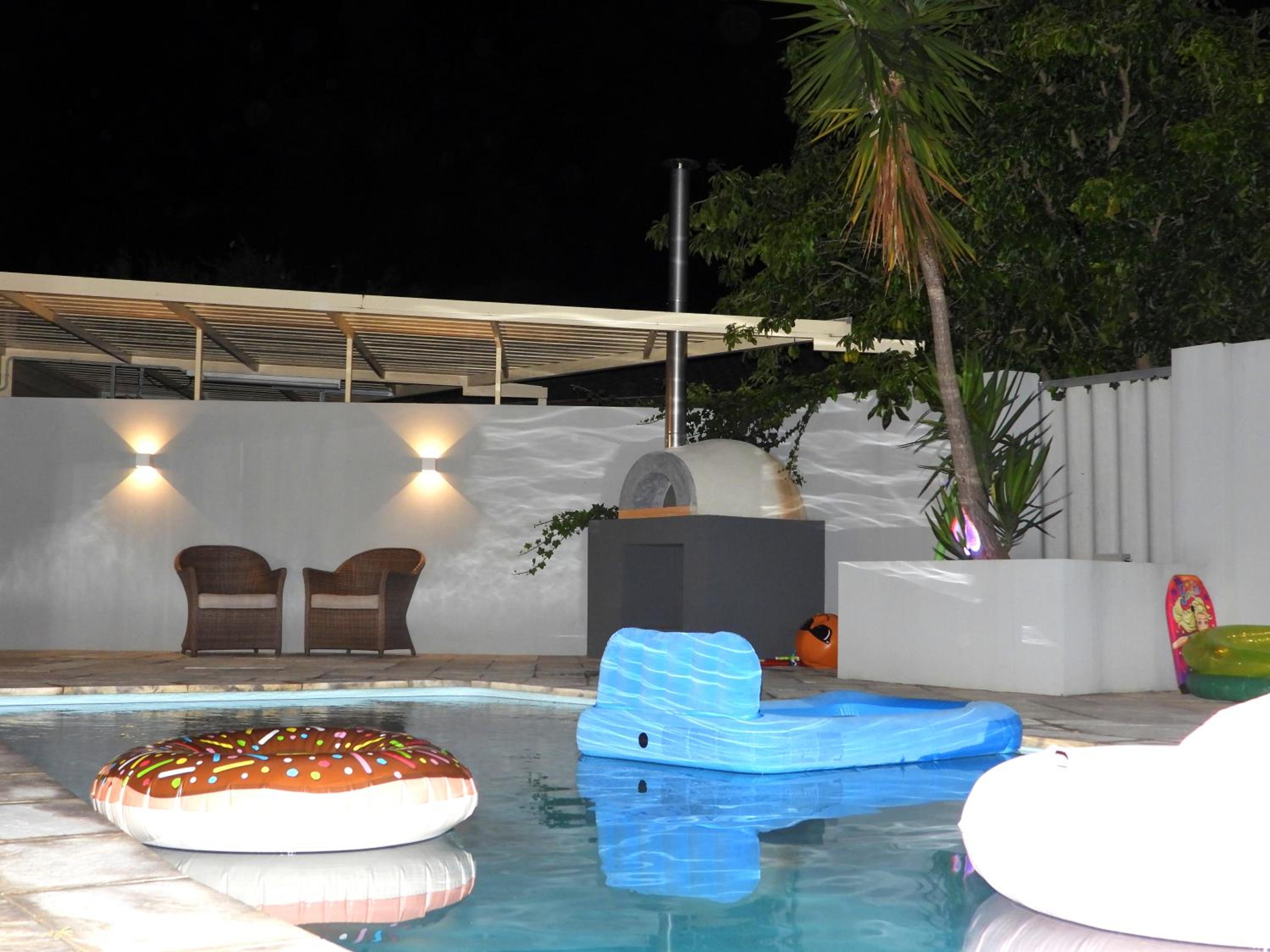 Deluxe modern family home with Pool