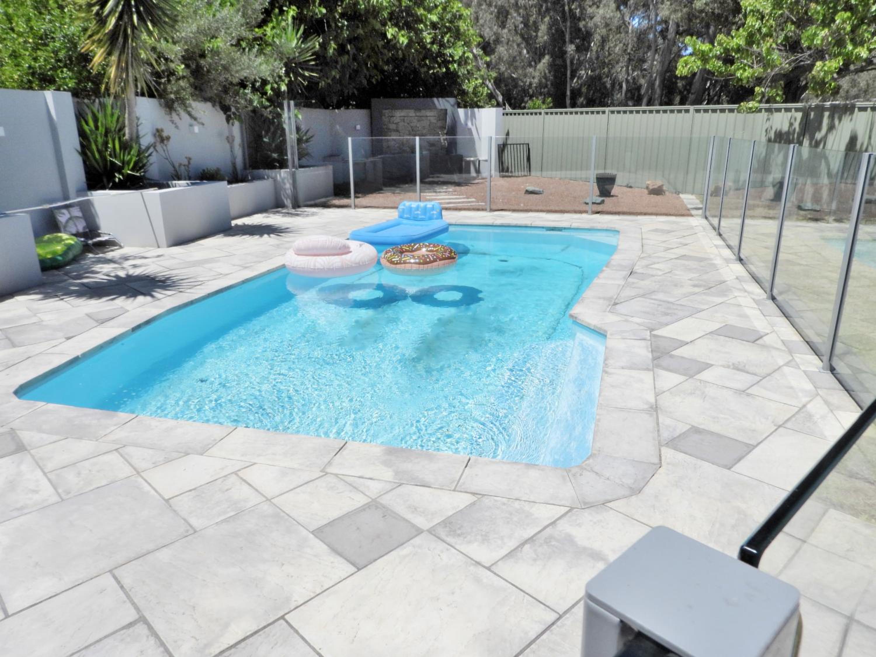 Deluxe modern family home with Pool