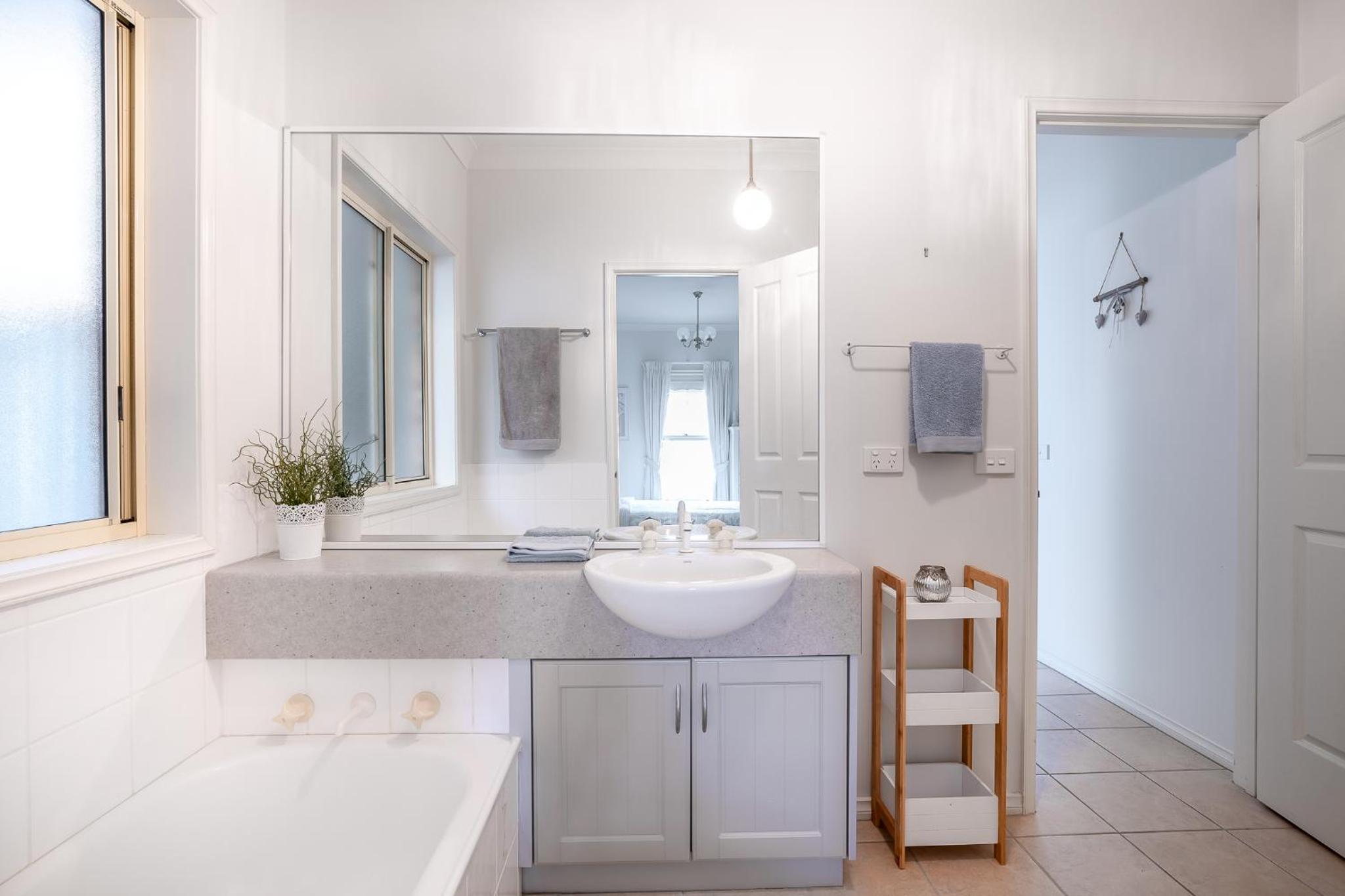 Pet Friendly, Walk to Dog Beach, Summer Escape