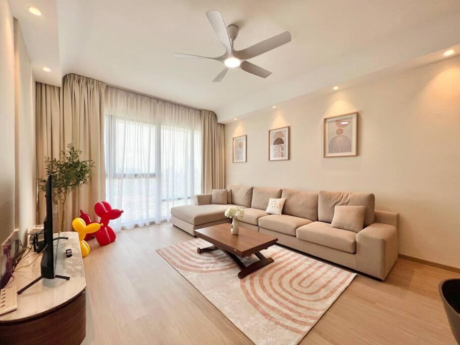 3BR Mosaic Midvalley Southkey w Bathtub