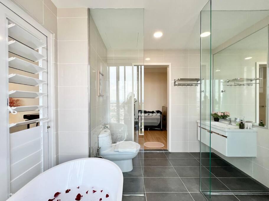 3BR Mosaic Midvalley Southkey w Bathtub