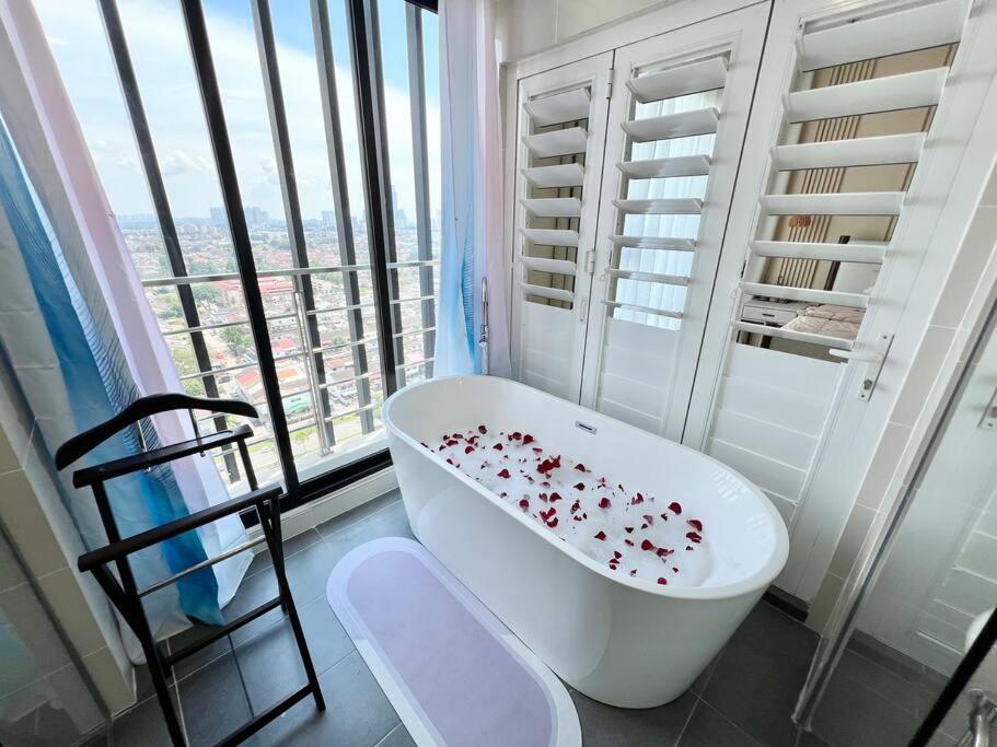 3BR Mosaic Midvalley Southkey w Bathtub