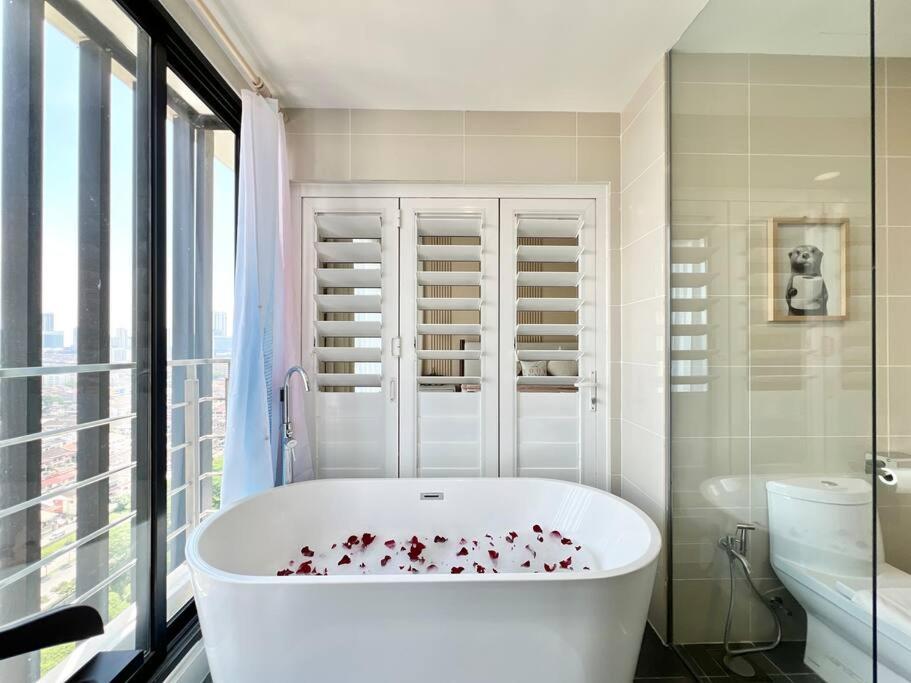 3BR Mosaic Midvalley Southkey w Bathtub