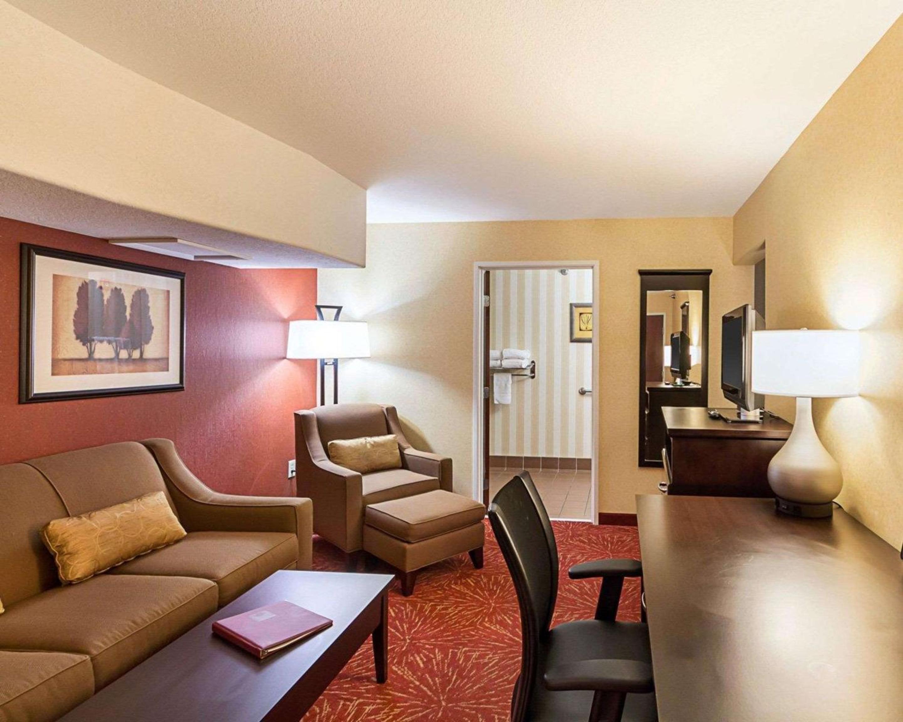 Comfort Suites Airport view 4