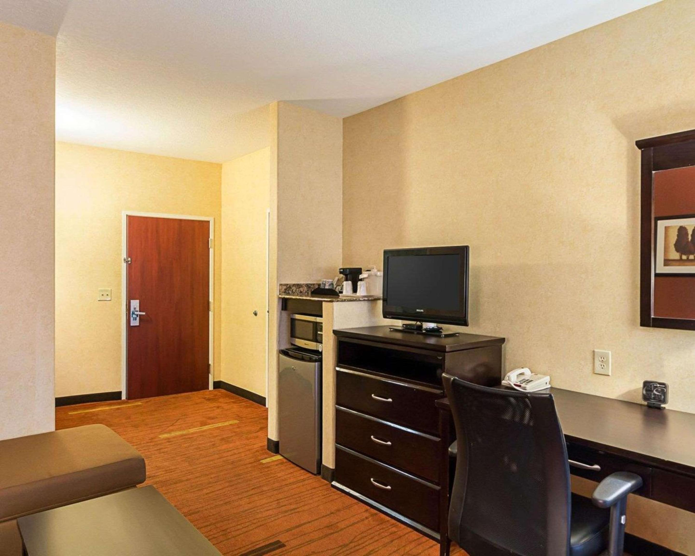 Comfort Suites Airport view 2