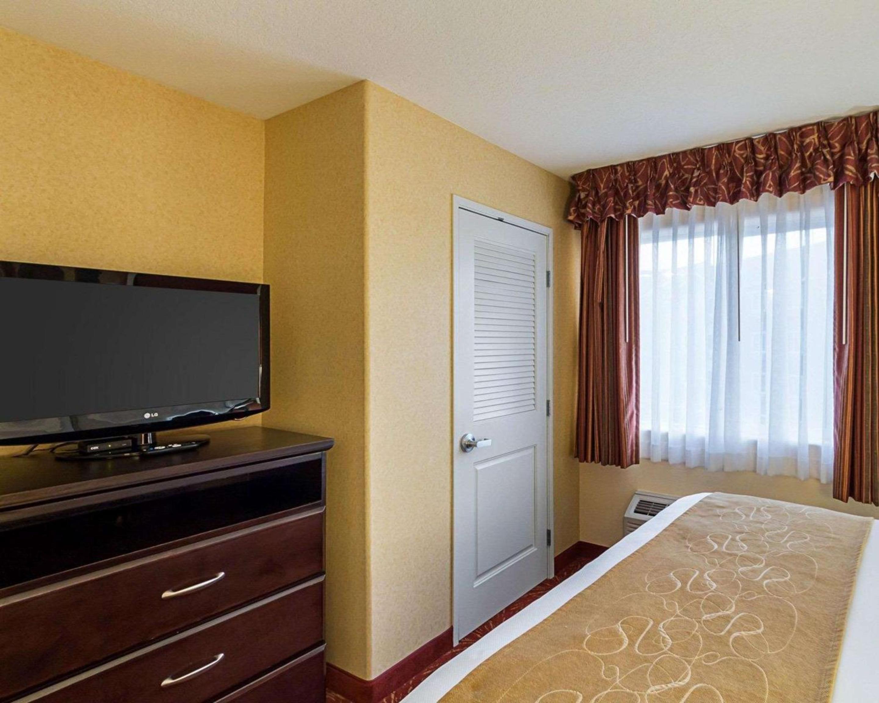 Comfort Suites Airport view 5