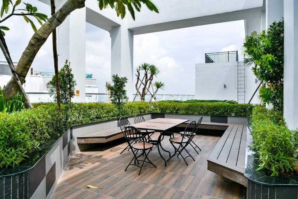 1km to center - Free gym - Pool view Studio
