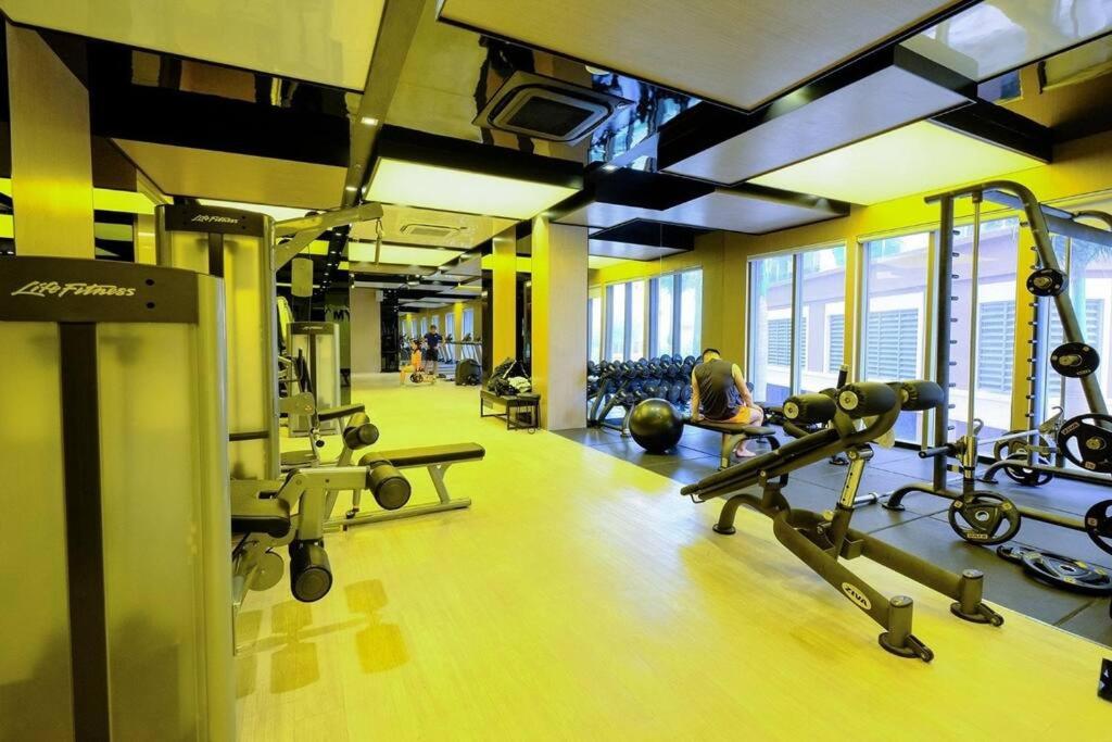 1km to center - Free gym - Pool view Studio