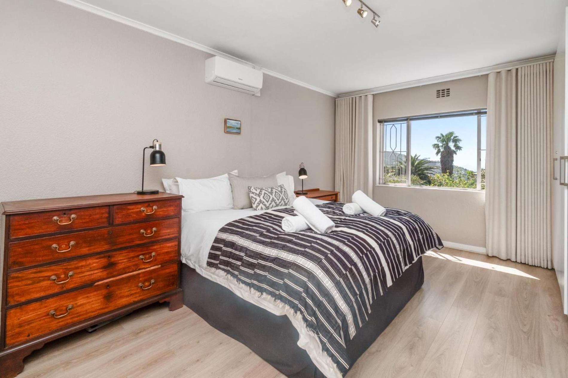 Vredehoek Home with Pool Table Mountain Views view 2