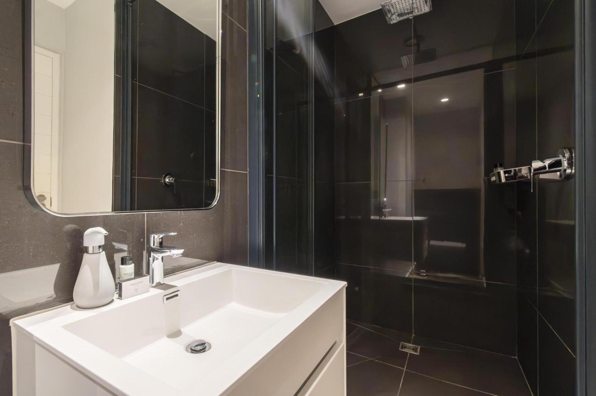 Modern Studio at 220onLoop City Views Comfort view 4