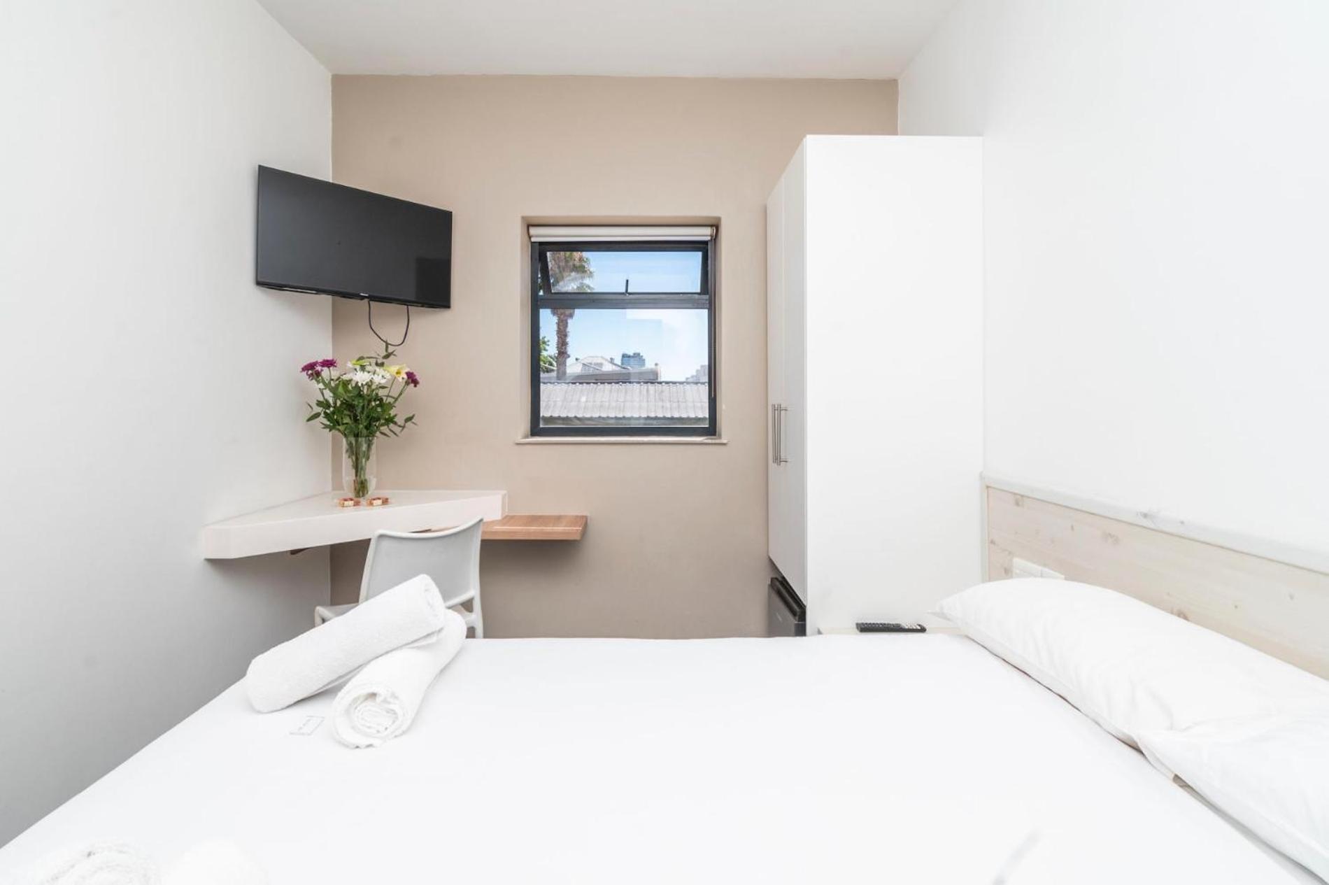 Metropole Shared Space With Neat Private Room