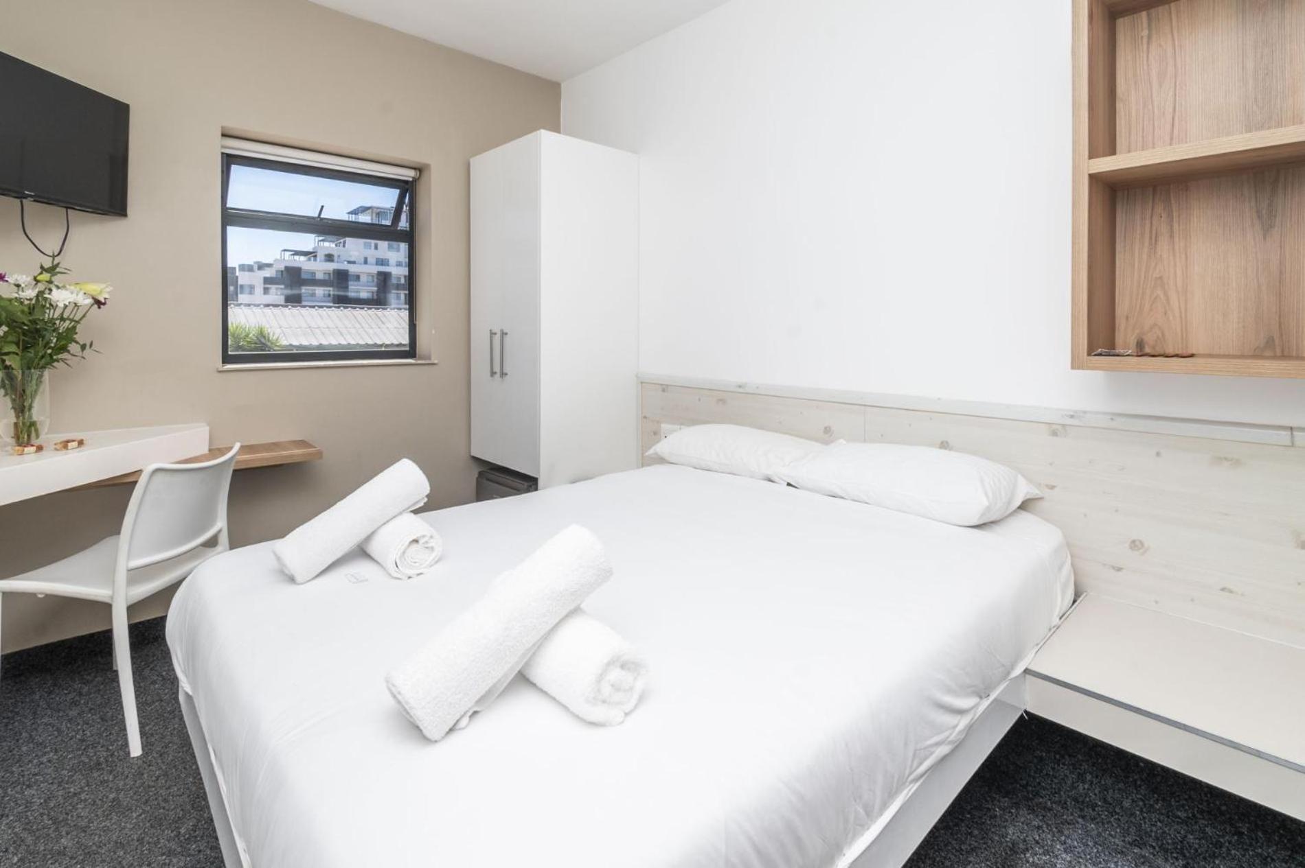 Metropole Shared Space With Neat Private Room