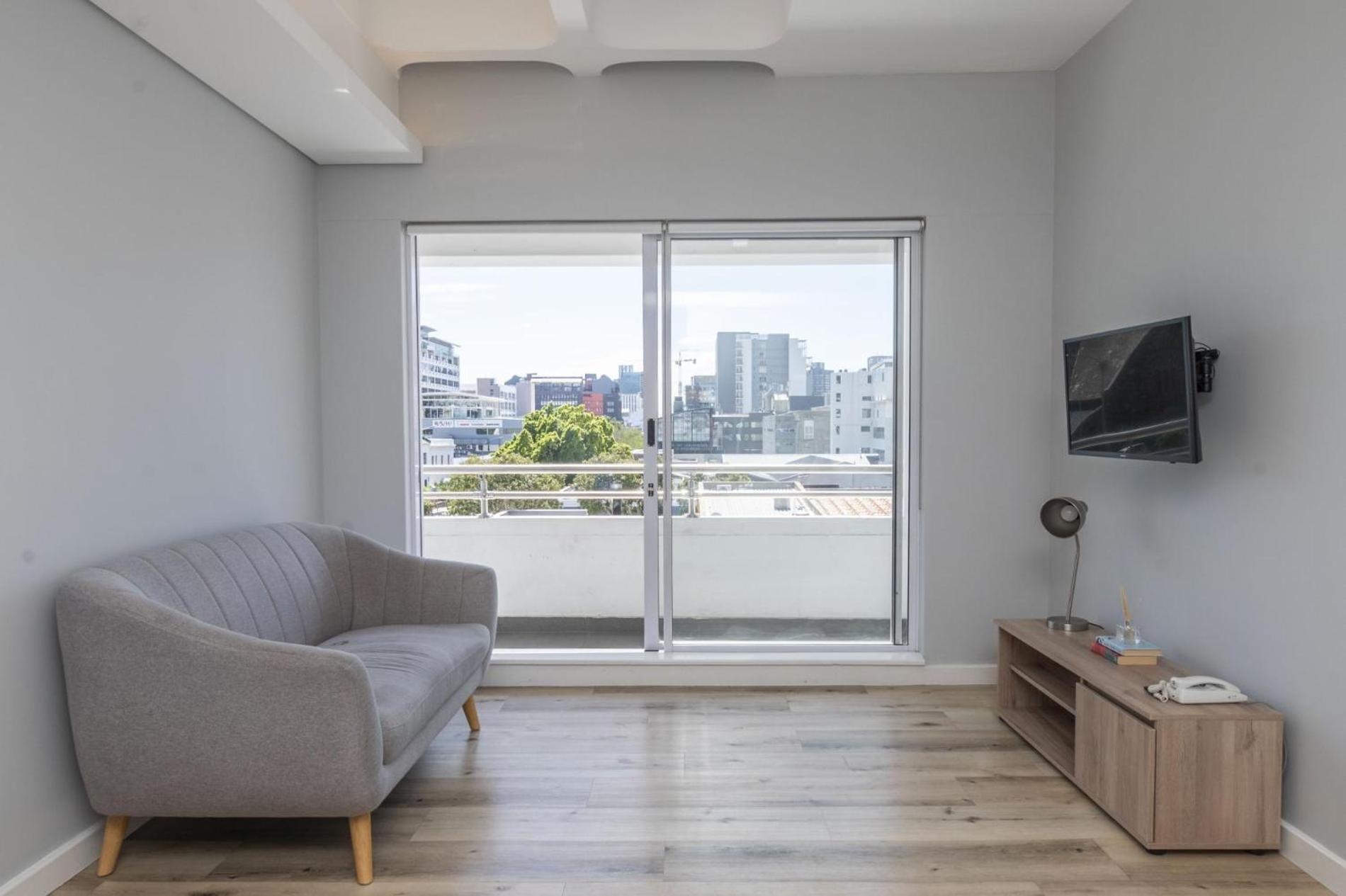 Modern Studio at 220onLoop City Views Comfort view 2
