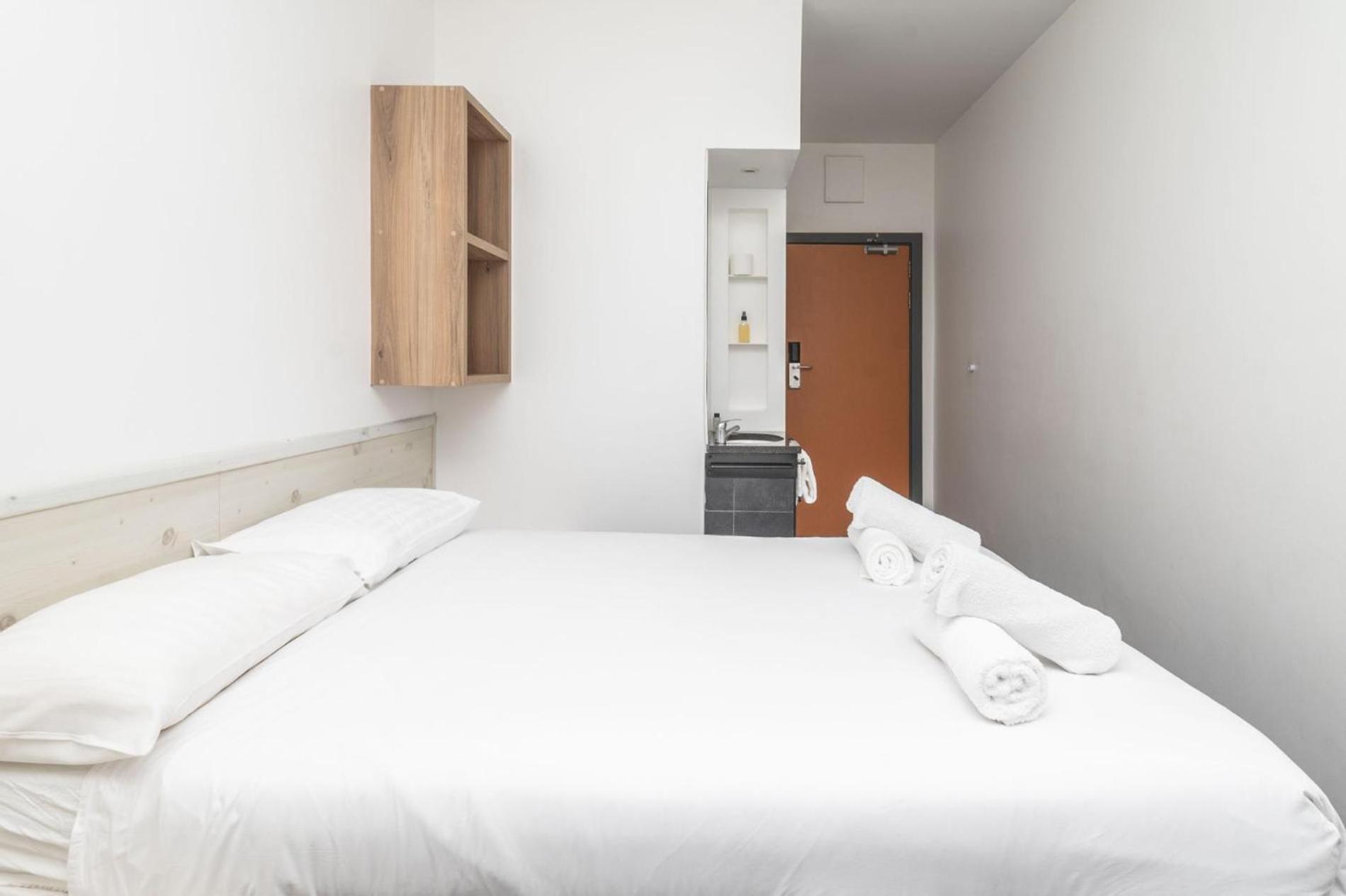 Metropole Shared Space With Neat Private Room