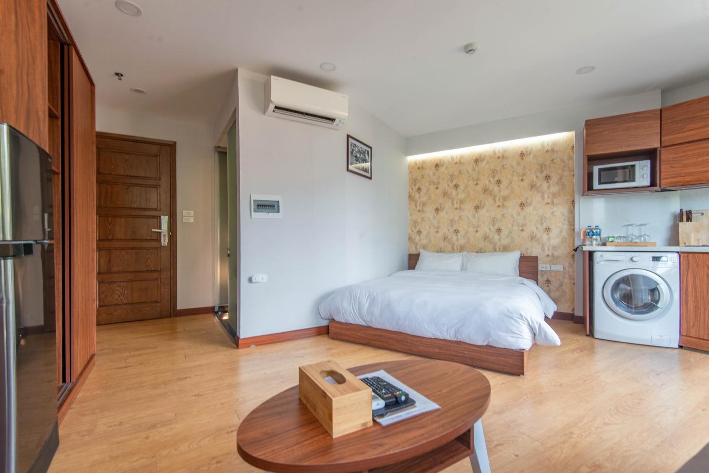 22Land Moon West Lake