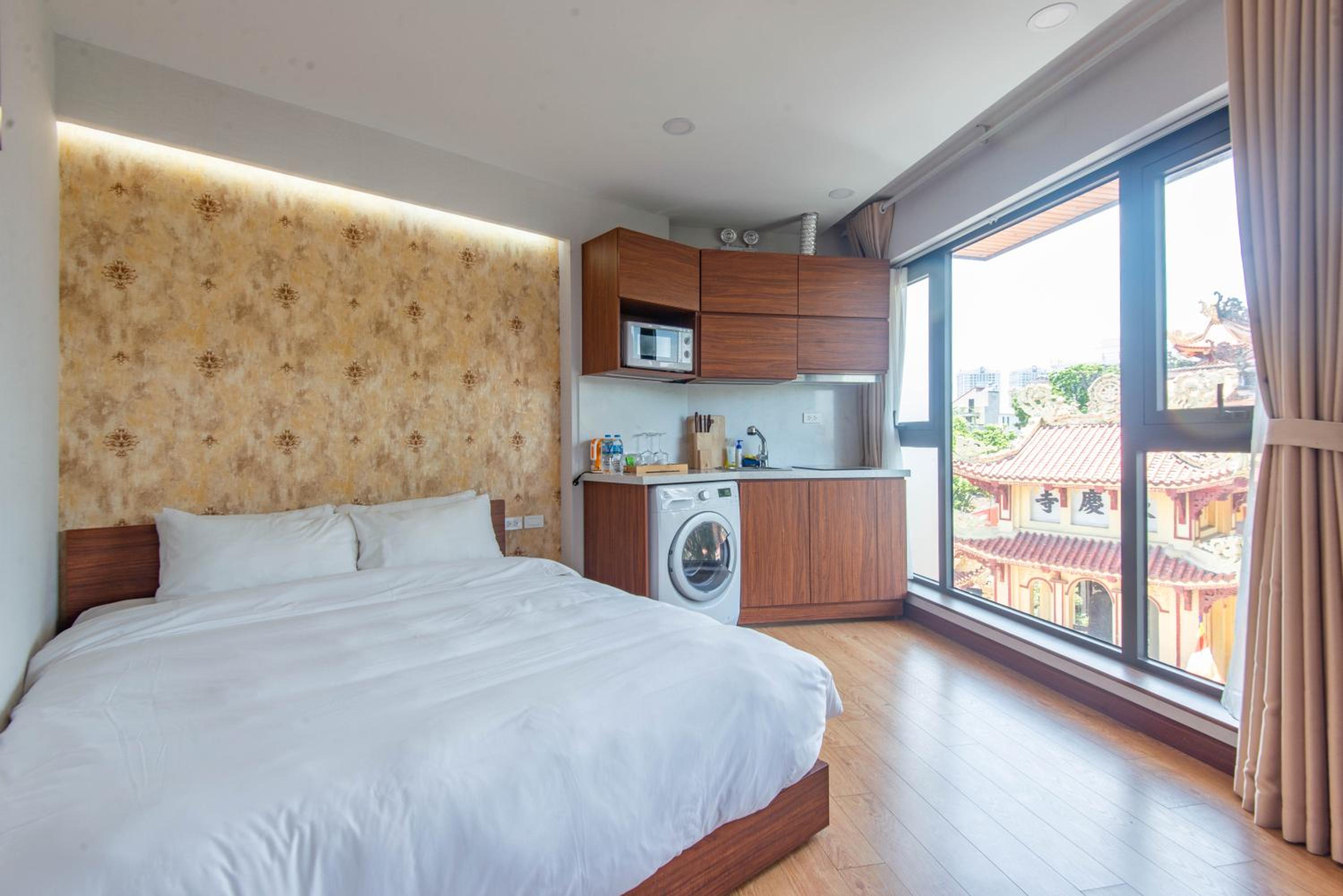 22Land Moon West Lake