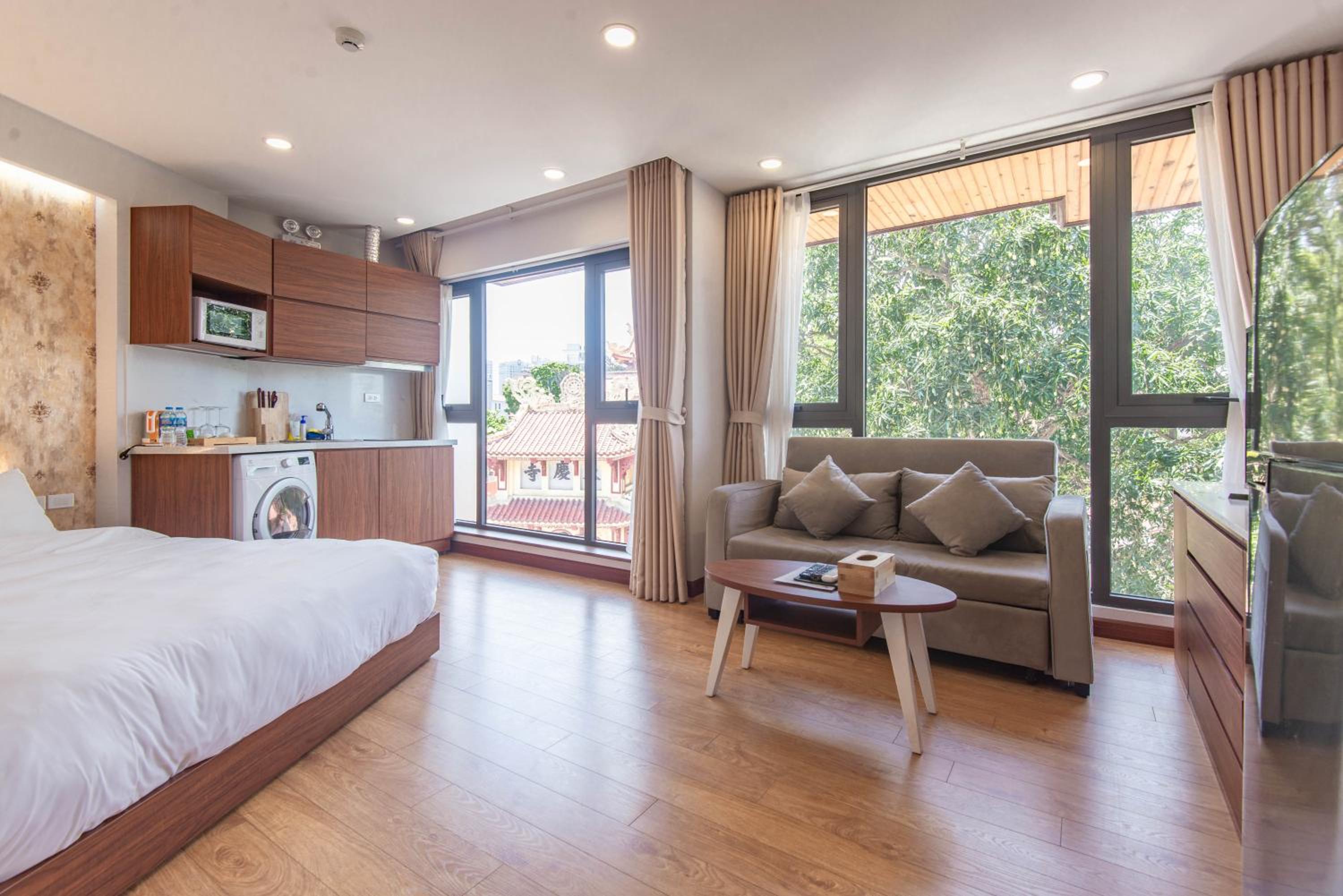 22Land Moon West Lake