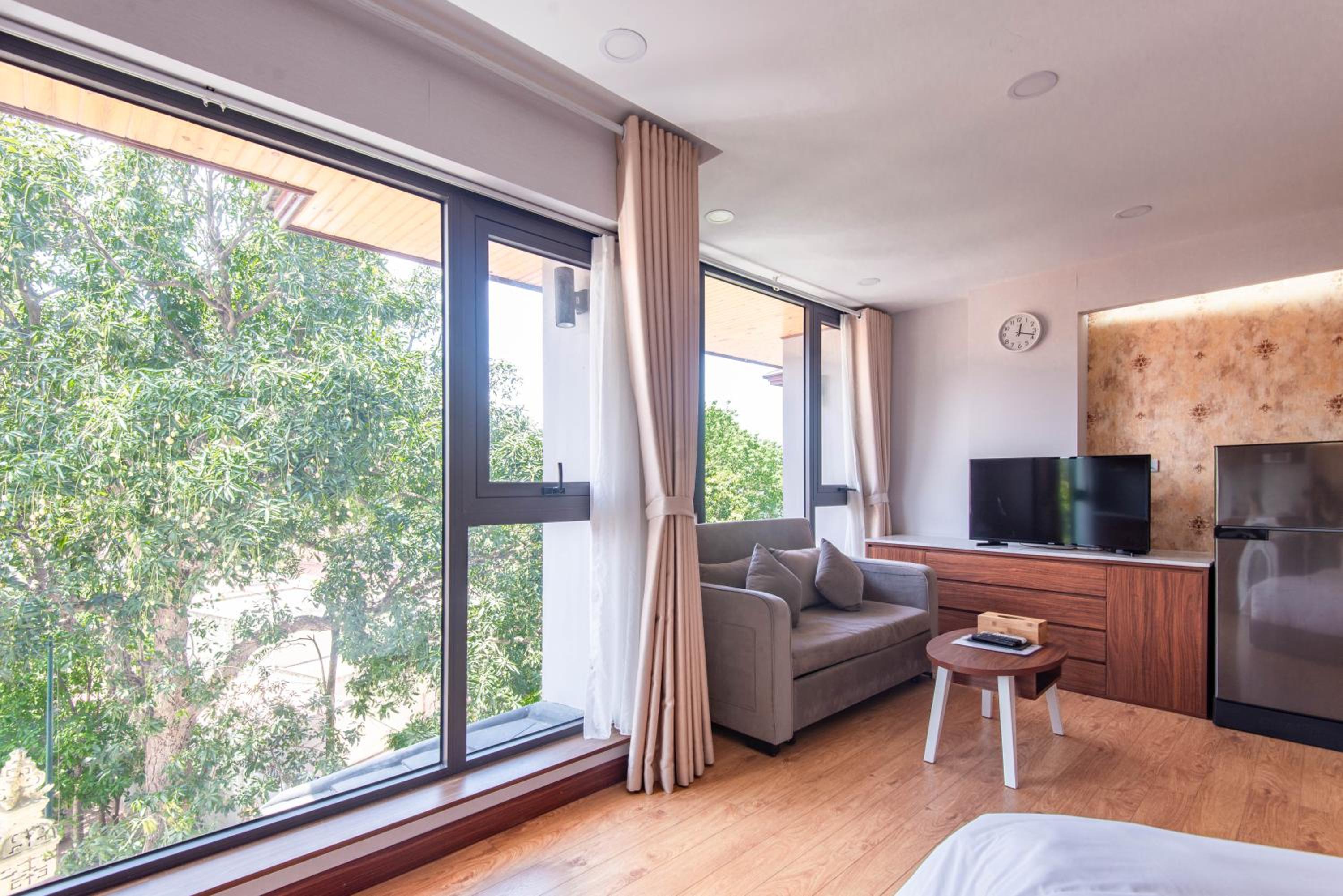 22Land Moon West Lake