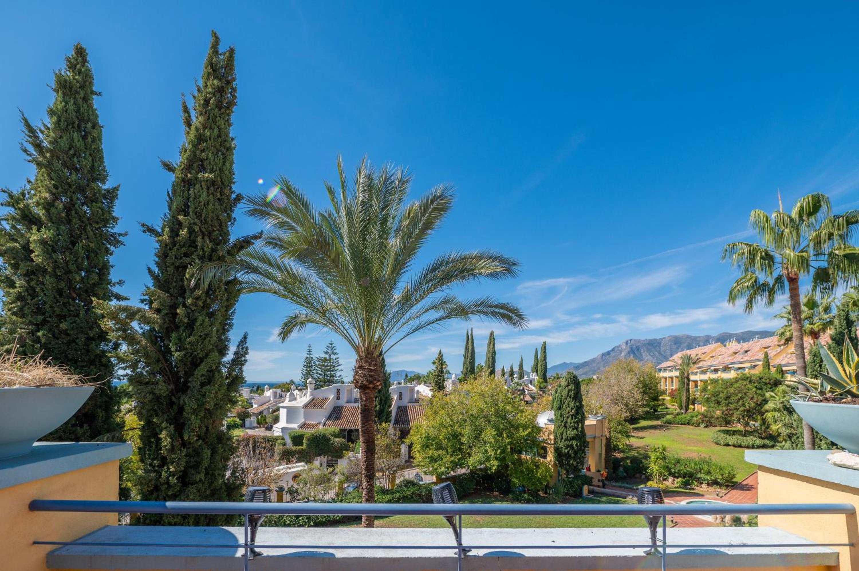 Acogedor Ático con vistas al Mar en Bahia de Marbella view 5