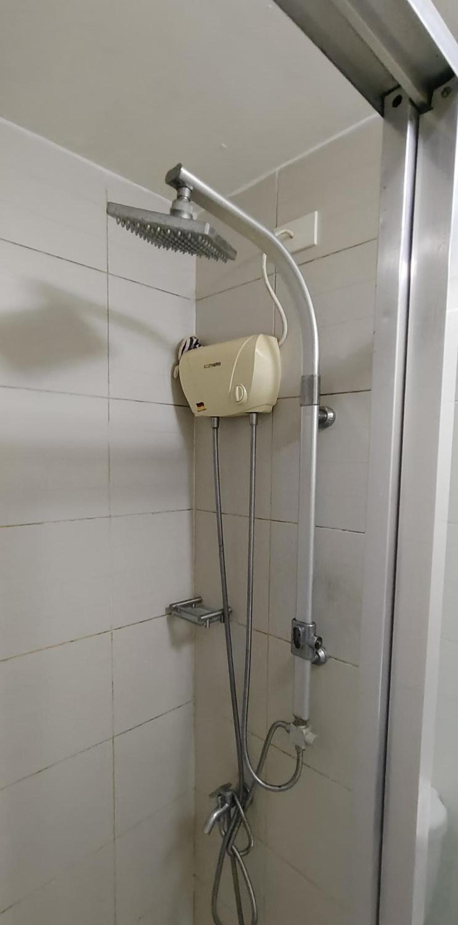 Aircon Budget Room for 4 persons in Makati photo 5