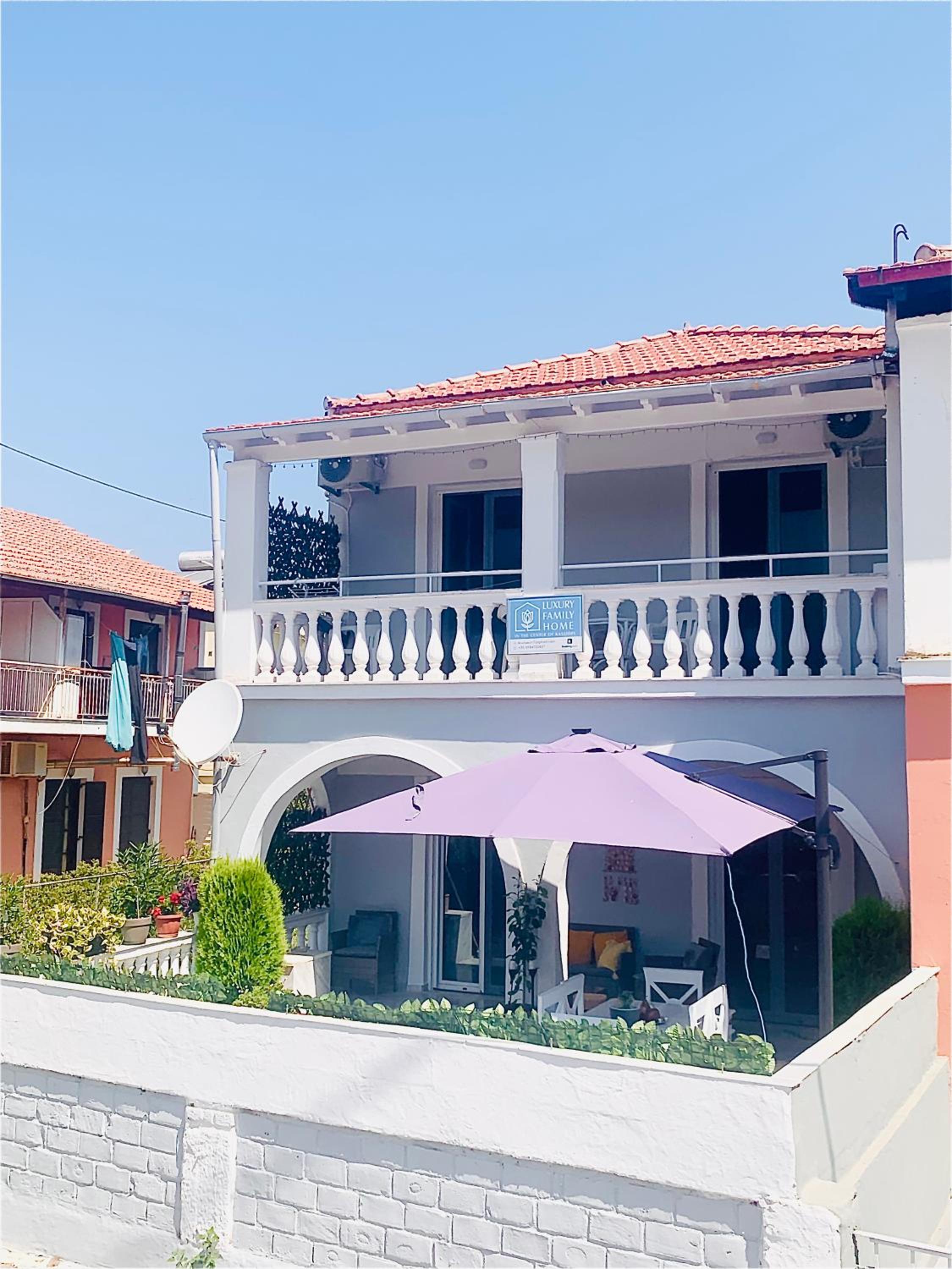 Donna's Luxury home in Kassiopi with Pool 300m to Sea