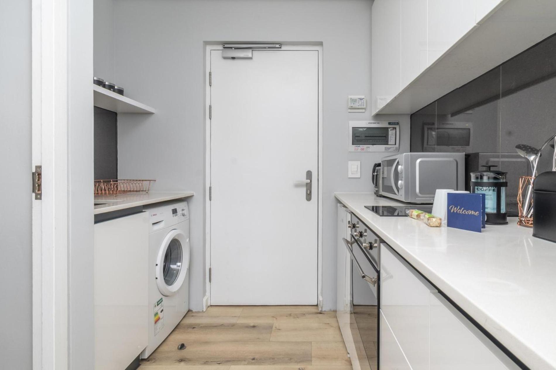 Modern Studio at 220onLoop City Views Comfort view 3
