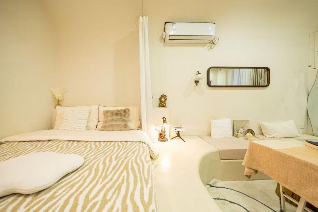 Moxi Stunning City View Apt with Oriental Pearl ViewNear Yu Garden, the Bund & Metro Lines 10 and 14