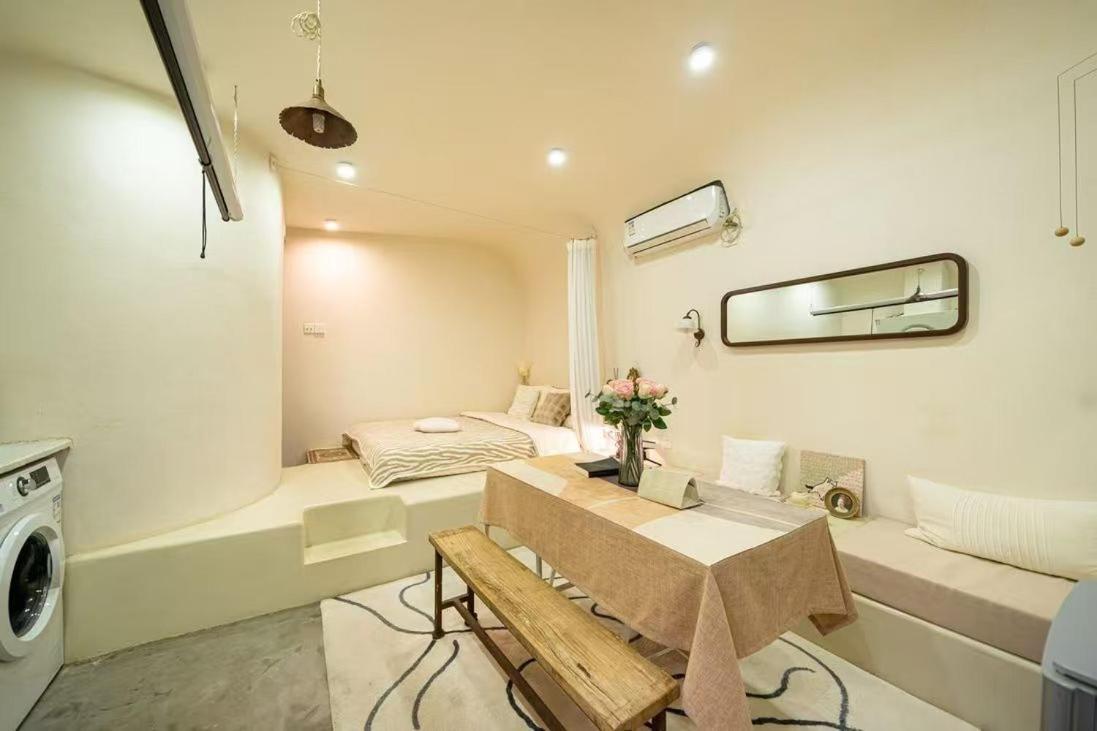 Moxi Stunning City View Apt with Oriental Pearl ViewNear Yu Garden, the Bund & Metro Lines 10 and 14