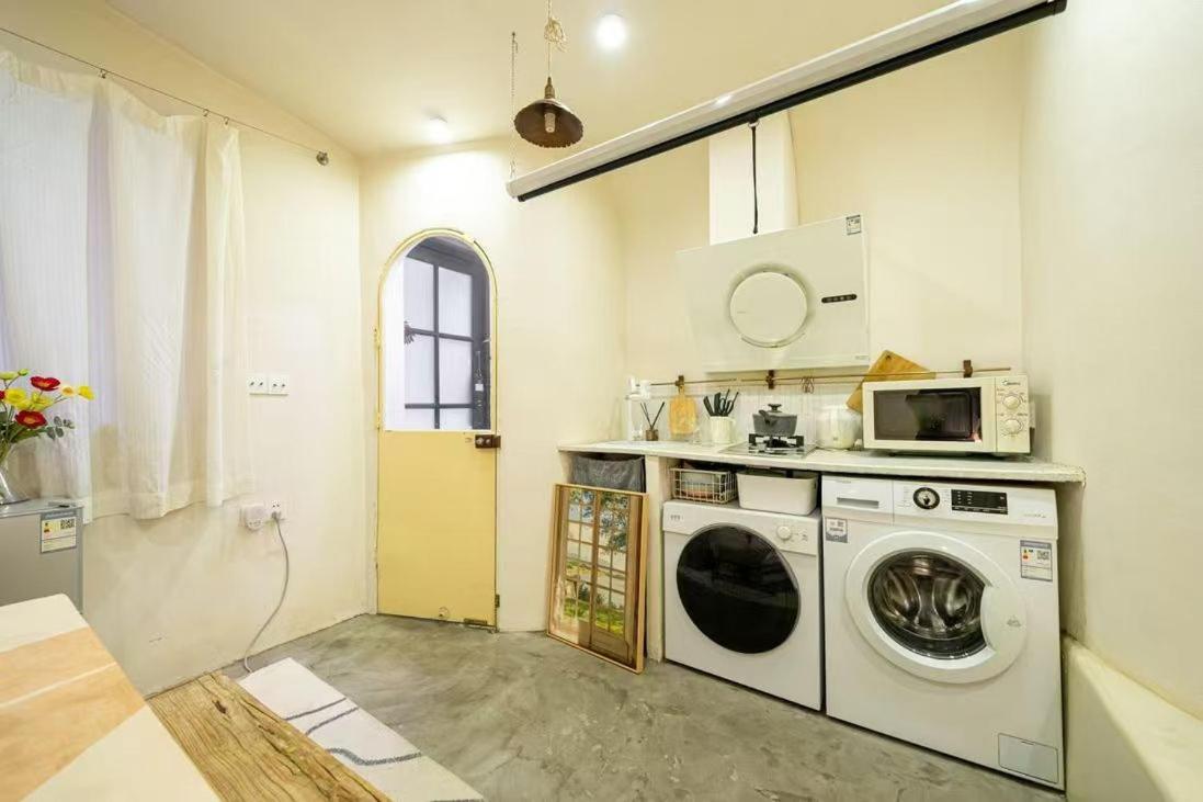 Moxi Stunning City View Apt with Oriental Pearl ViewNear Yu Garden, the Bund & Metro Lines 10 and 14