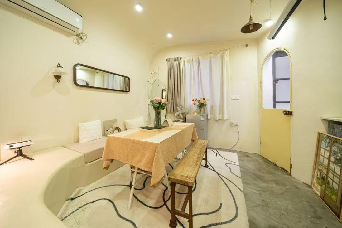 Moxi Stunning City View Apt with Oriental Pearl ViewNear Yu Garden, the Bund & Metro Lines 10 and 14