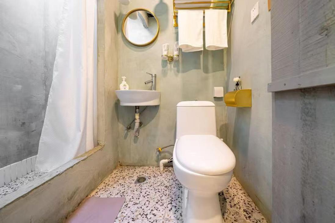 Moxi Stunning City View Apt with Oriental Pearl ViewNear Yu Garden, the Bund & Metro Lines 10 and 14