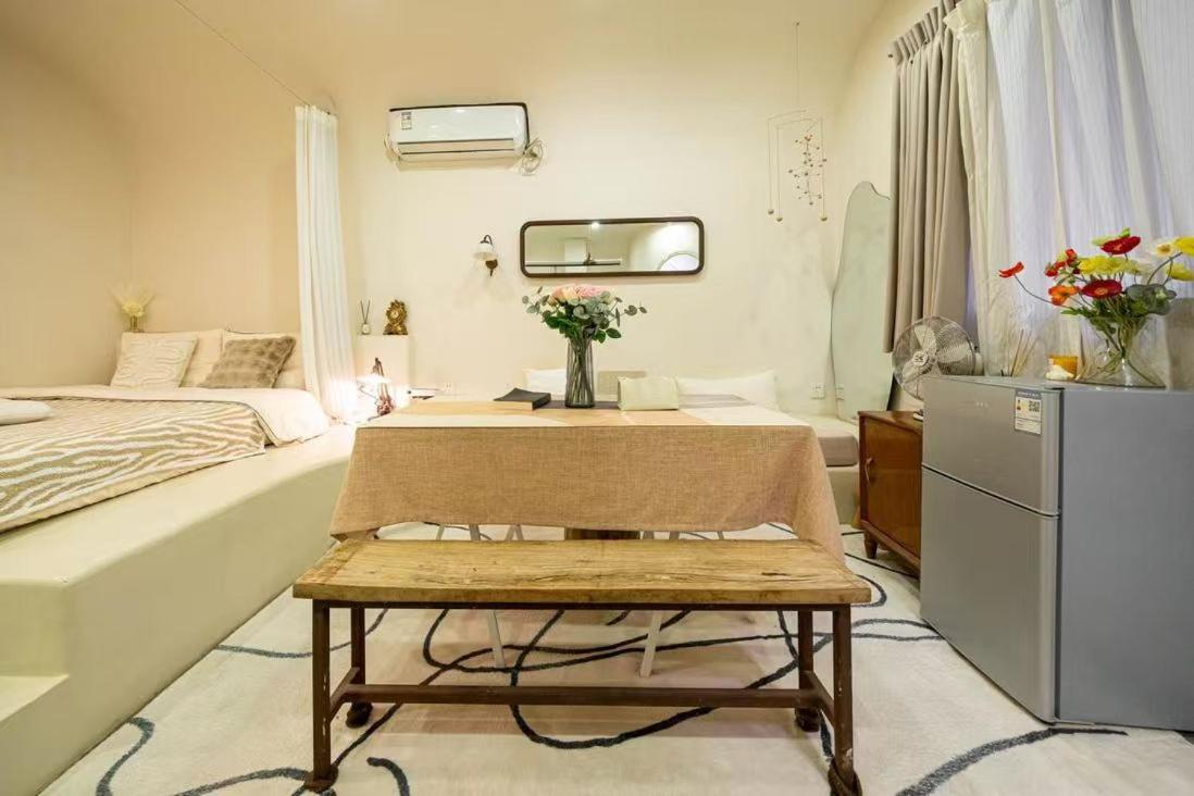 Moxi Stunning City View Apt with Oriental Pearl ViewNear Yu Garden, the Bund & Metro Lines 10 and 14