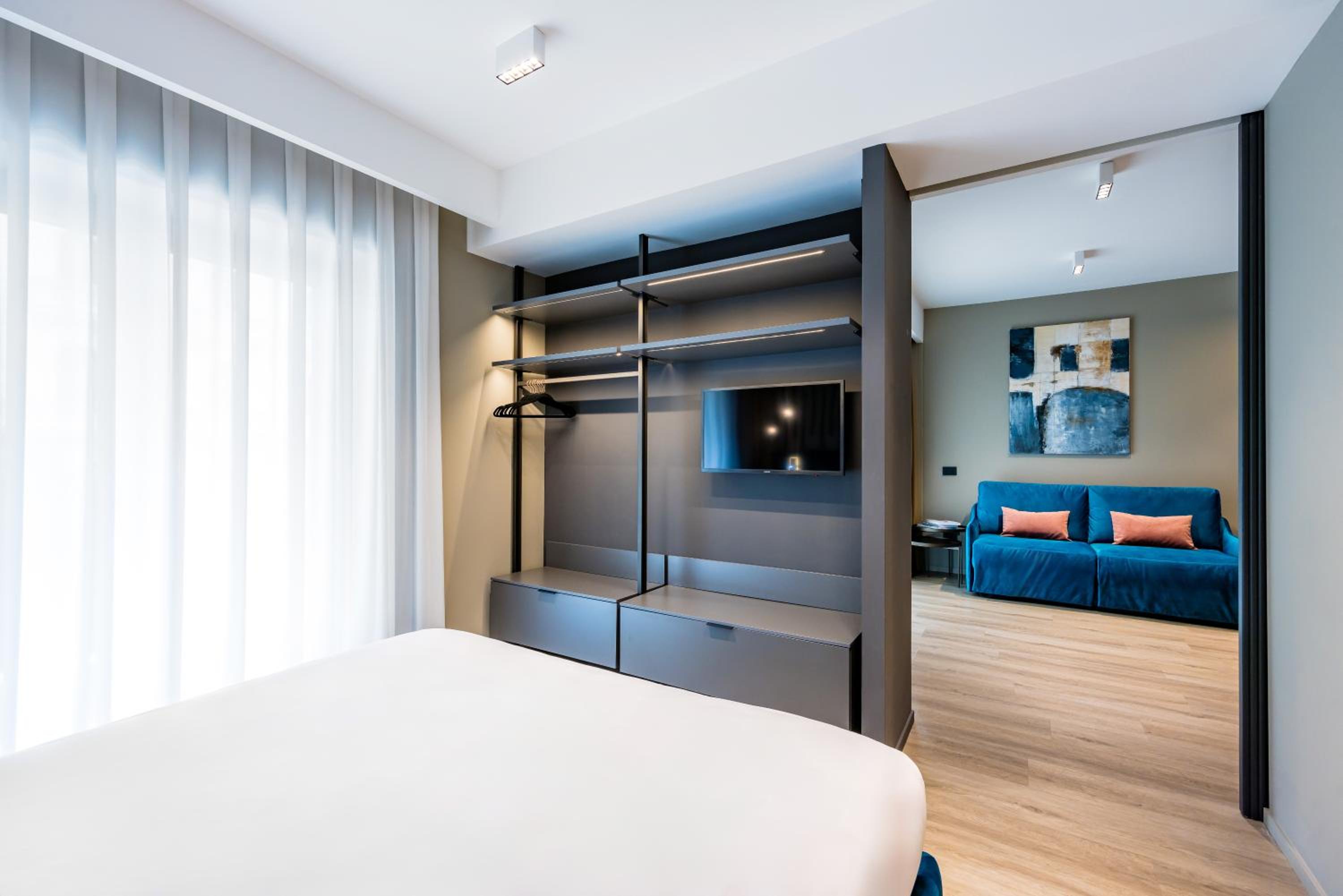 MH SUITES Plebiscito