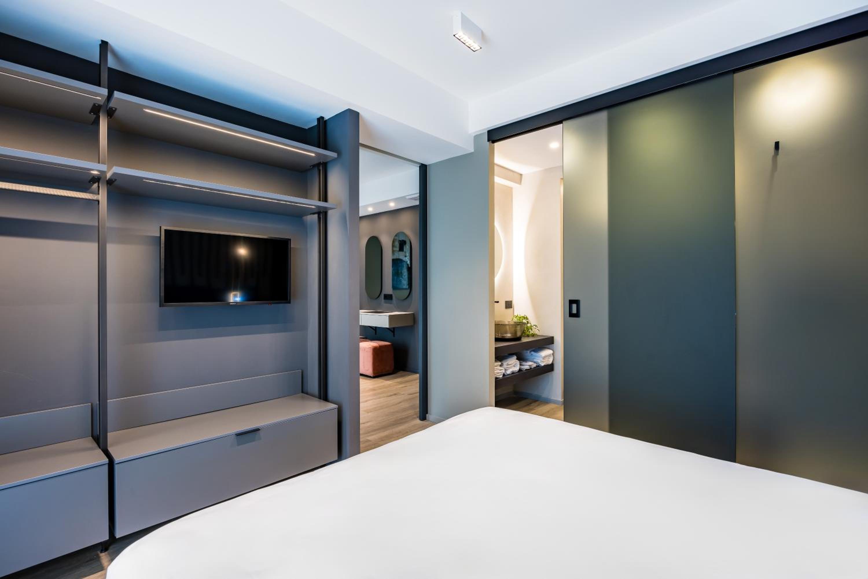 MH SUITES Plebiscito