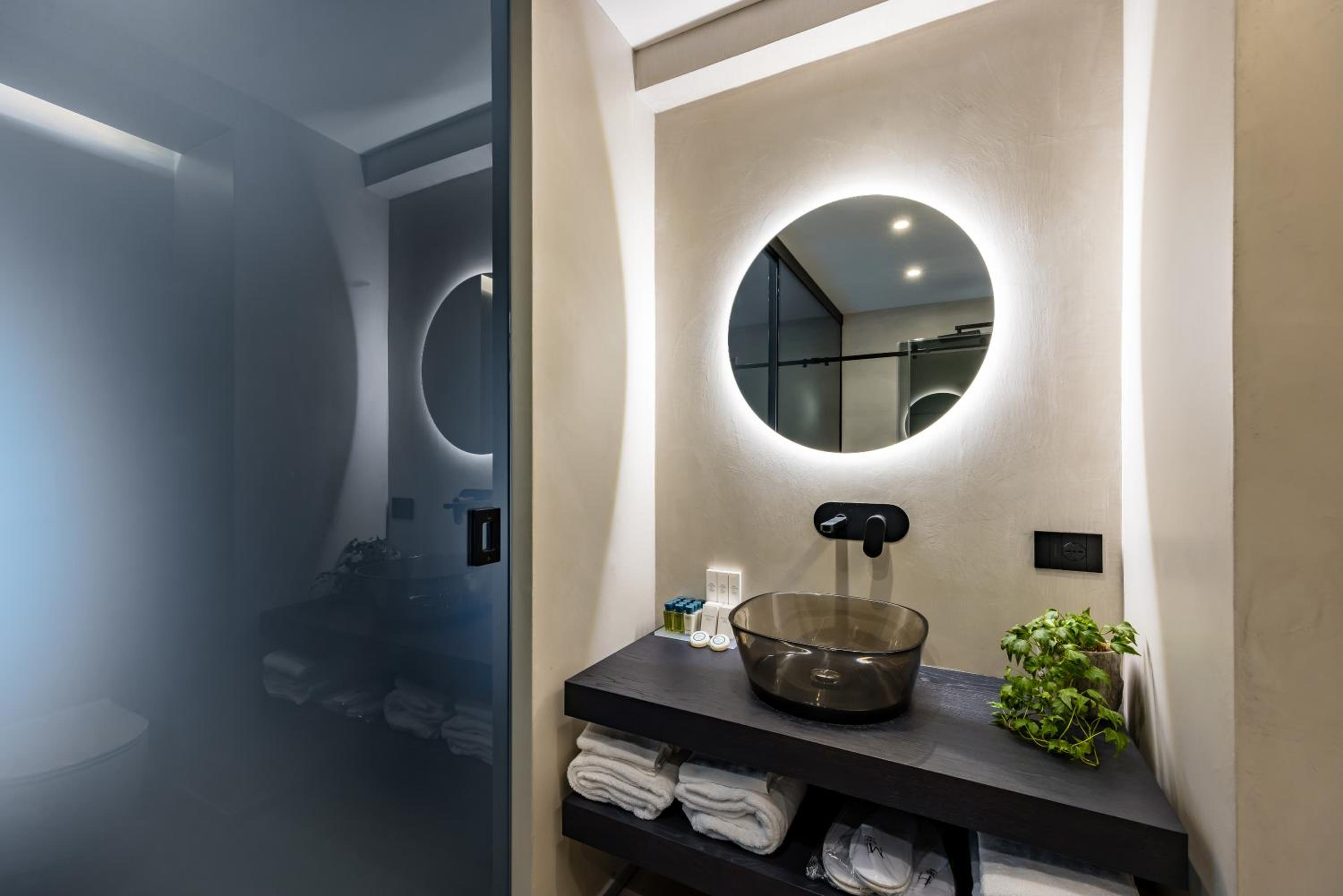 MH SUITES Plebiscito