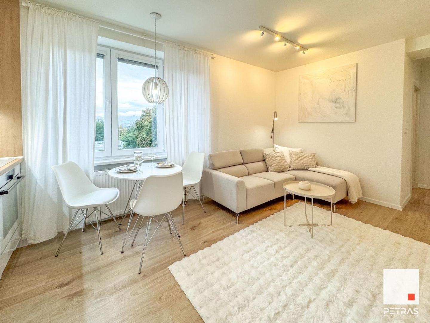 Bright & Cozy Apartment view 5