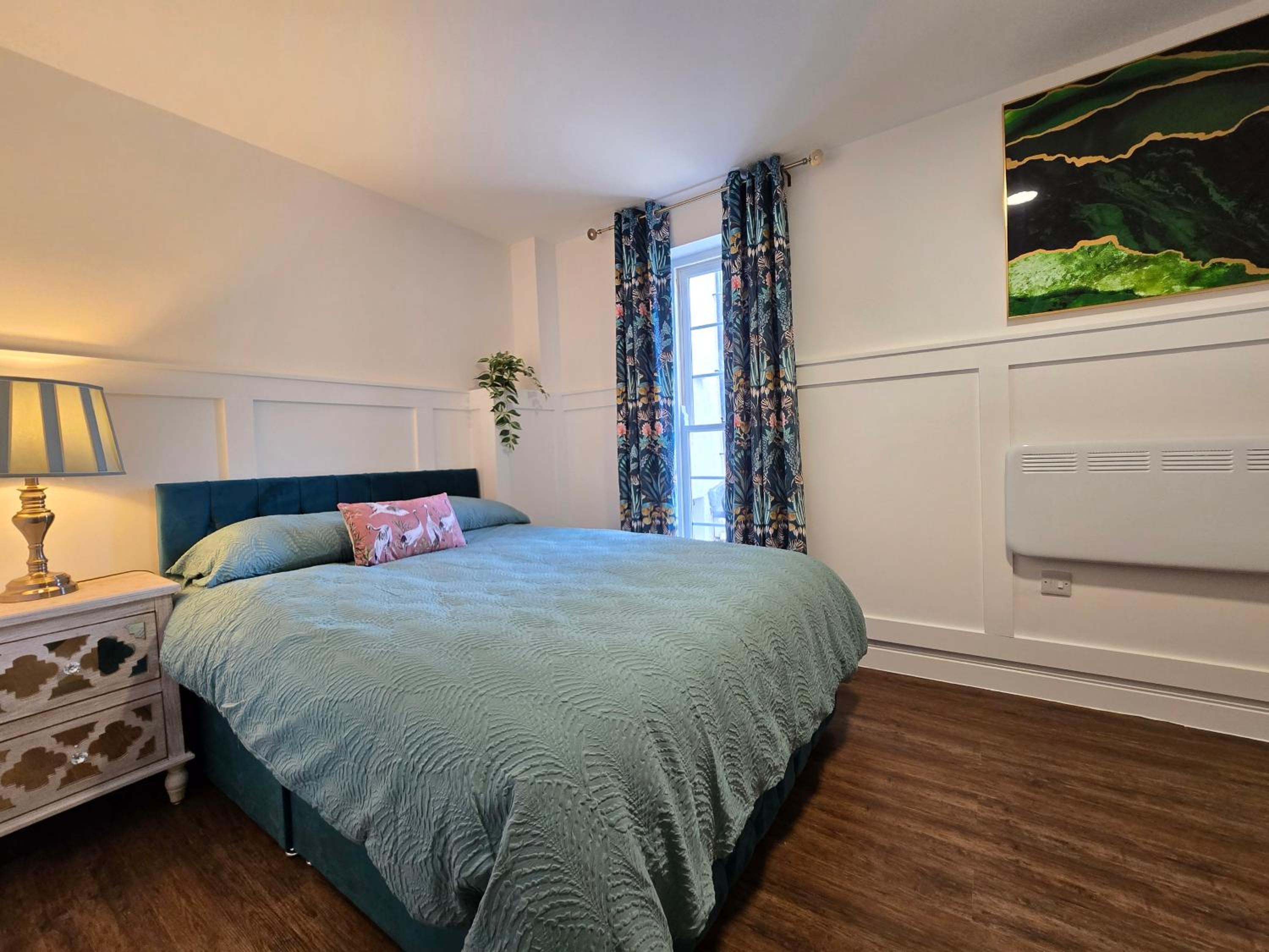 Cardiff flat with roof-terrace view 4