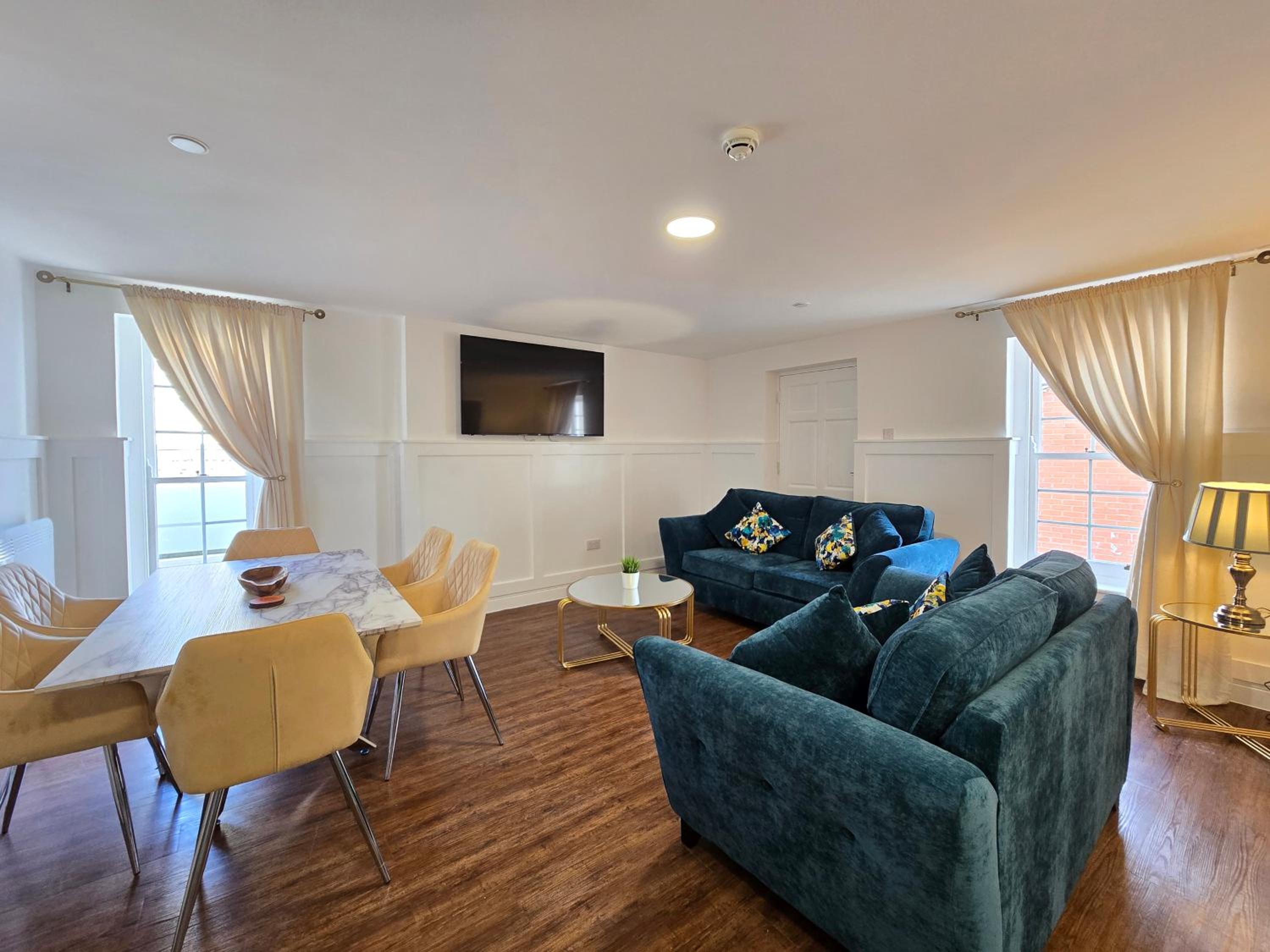 Cardiff flat with roof-terrace view 5