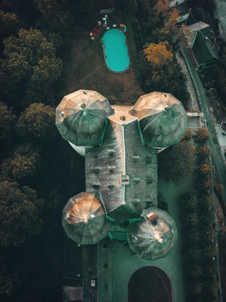Schloss Gemünden mit Schwimmbad