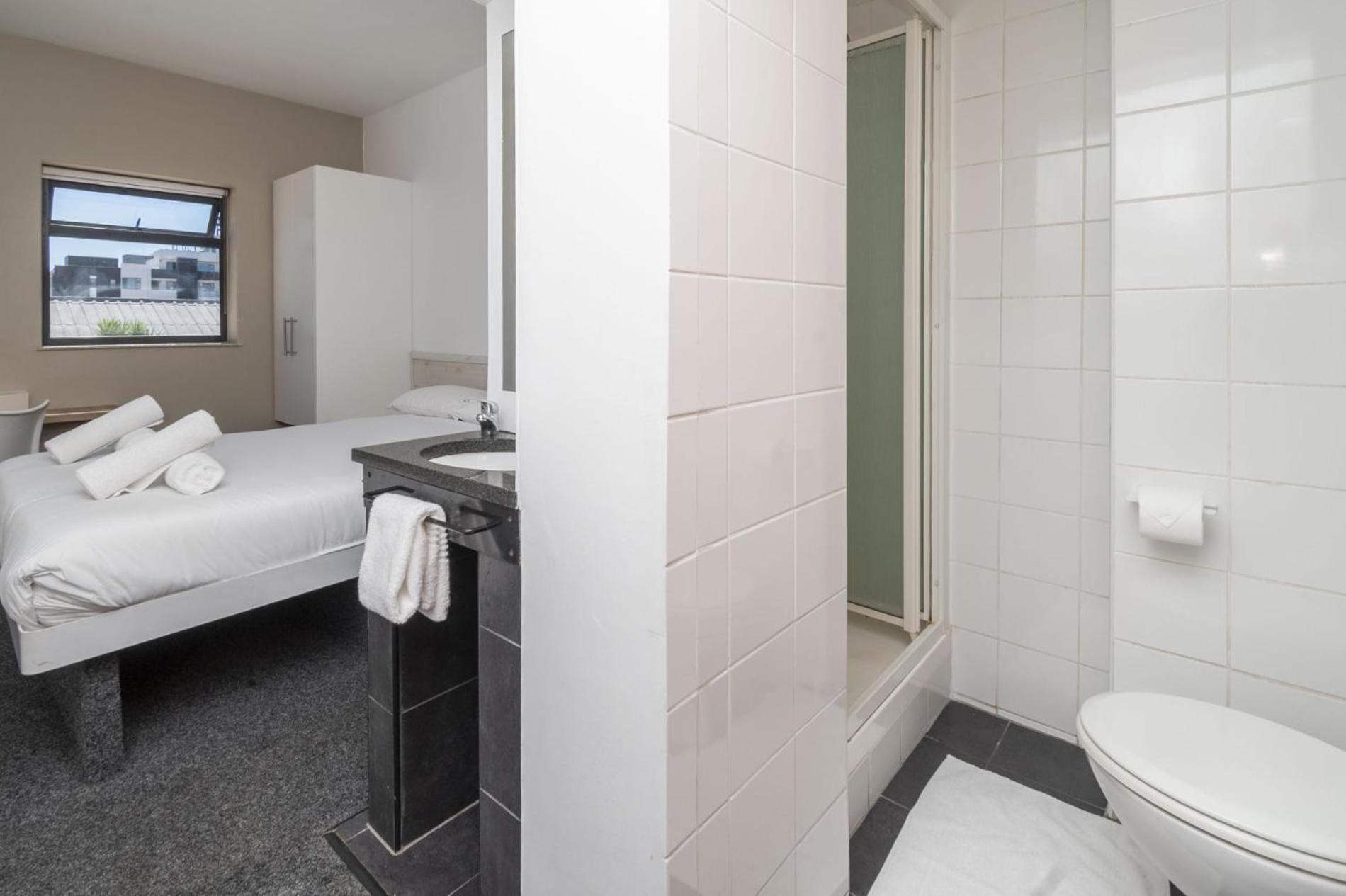 Metropole Shared Space With Neat Private Room