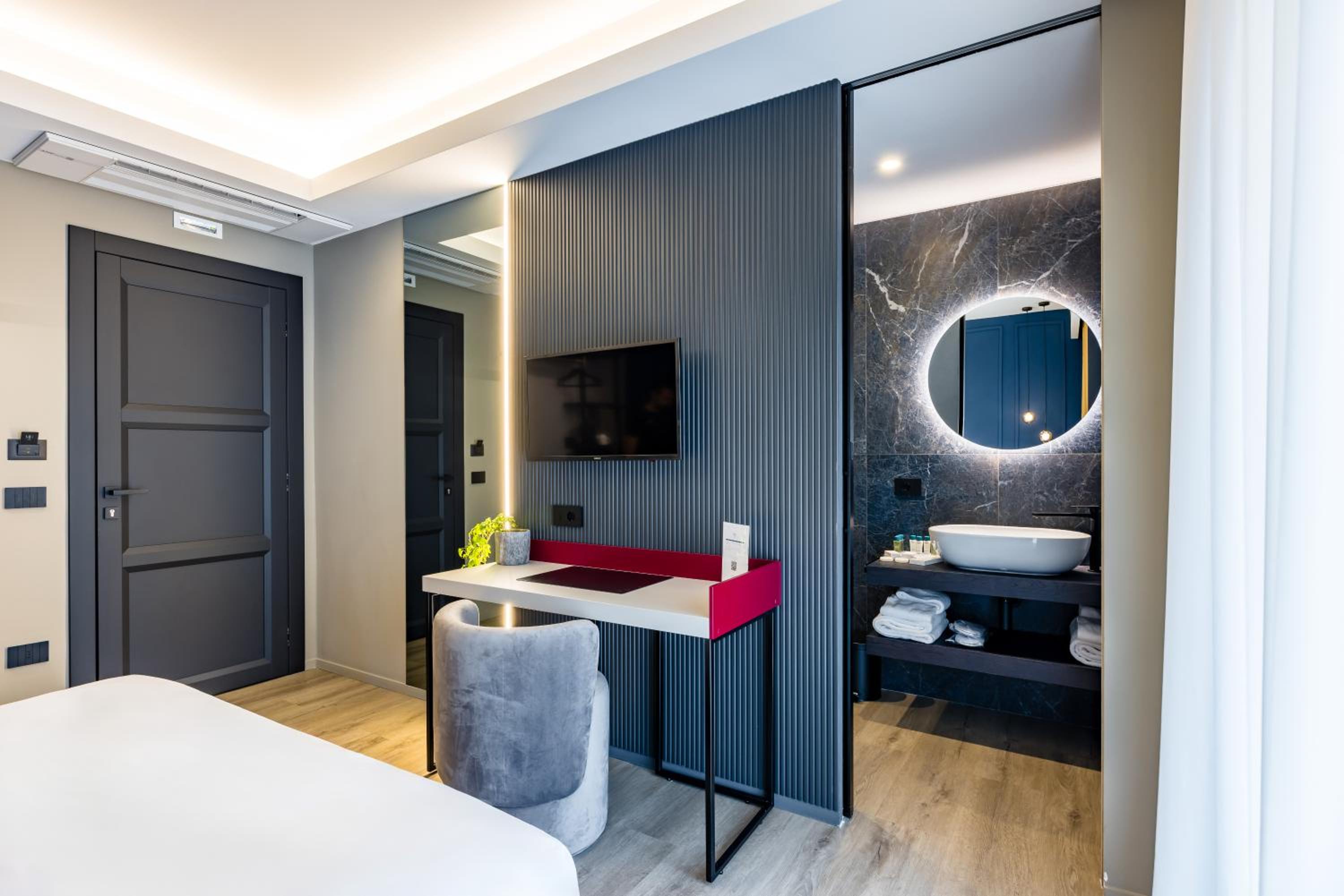 MH SUITES Plebiscito