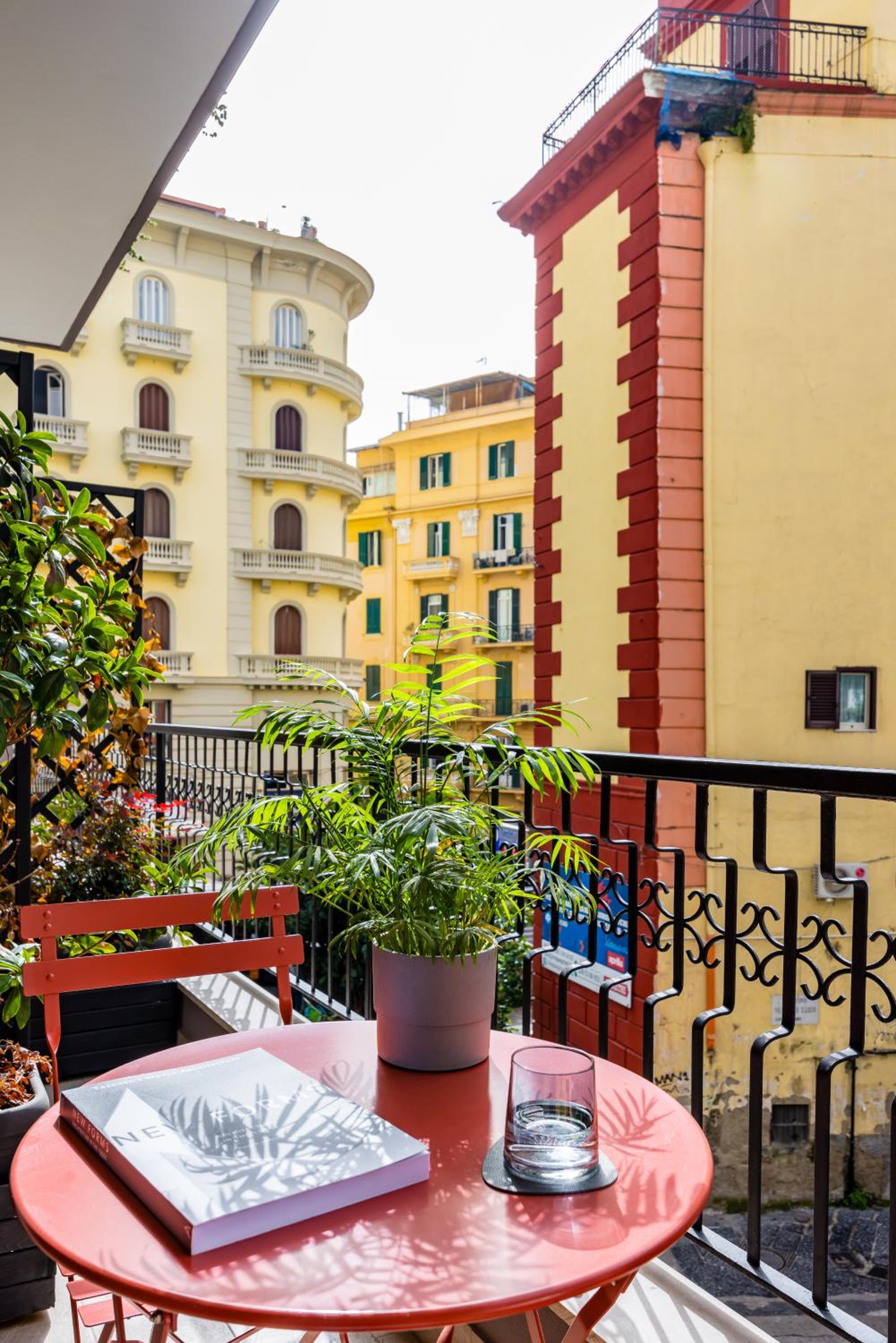 MH SUITES Plebiscito