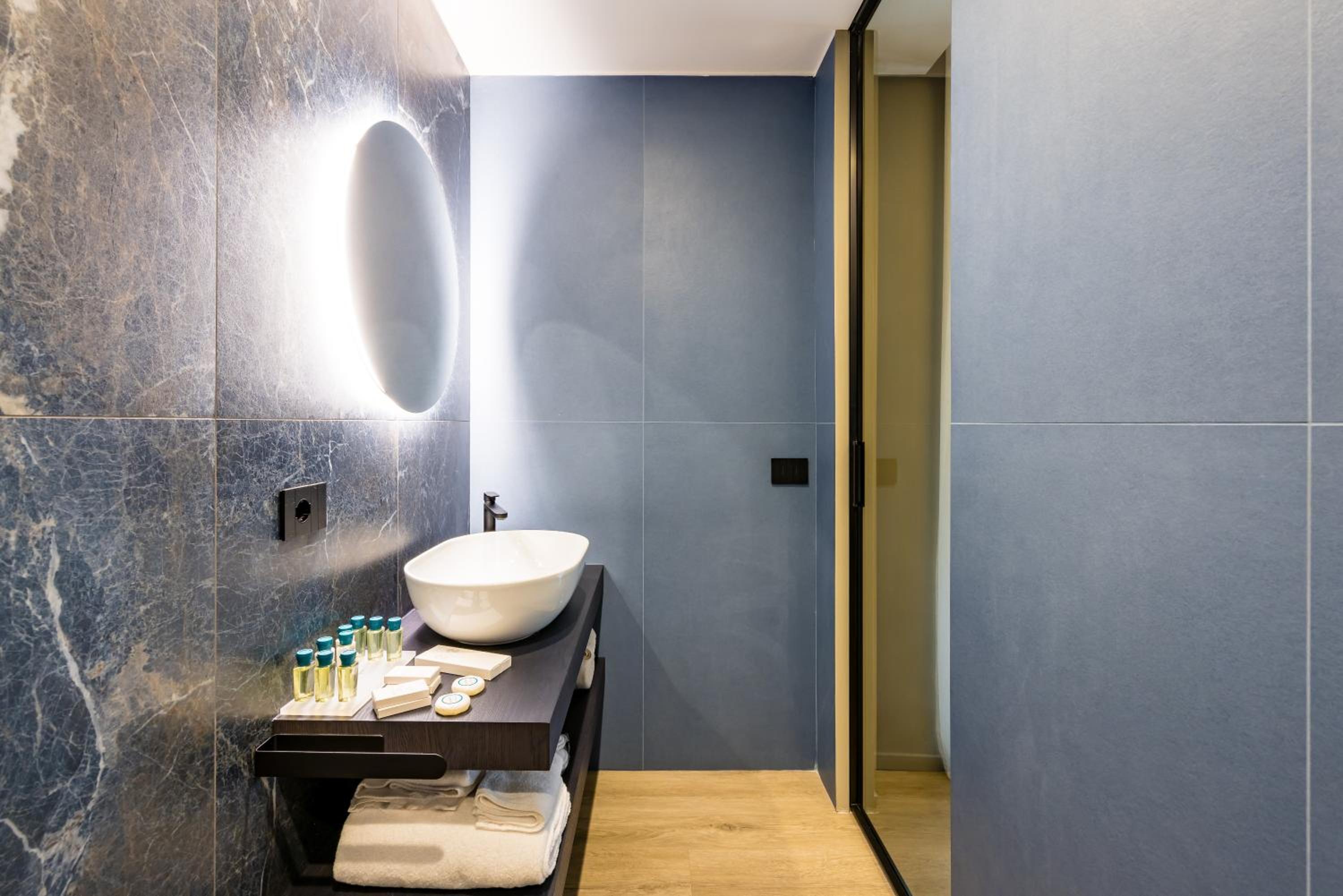 MH SUITES Plebiscito