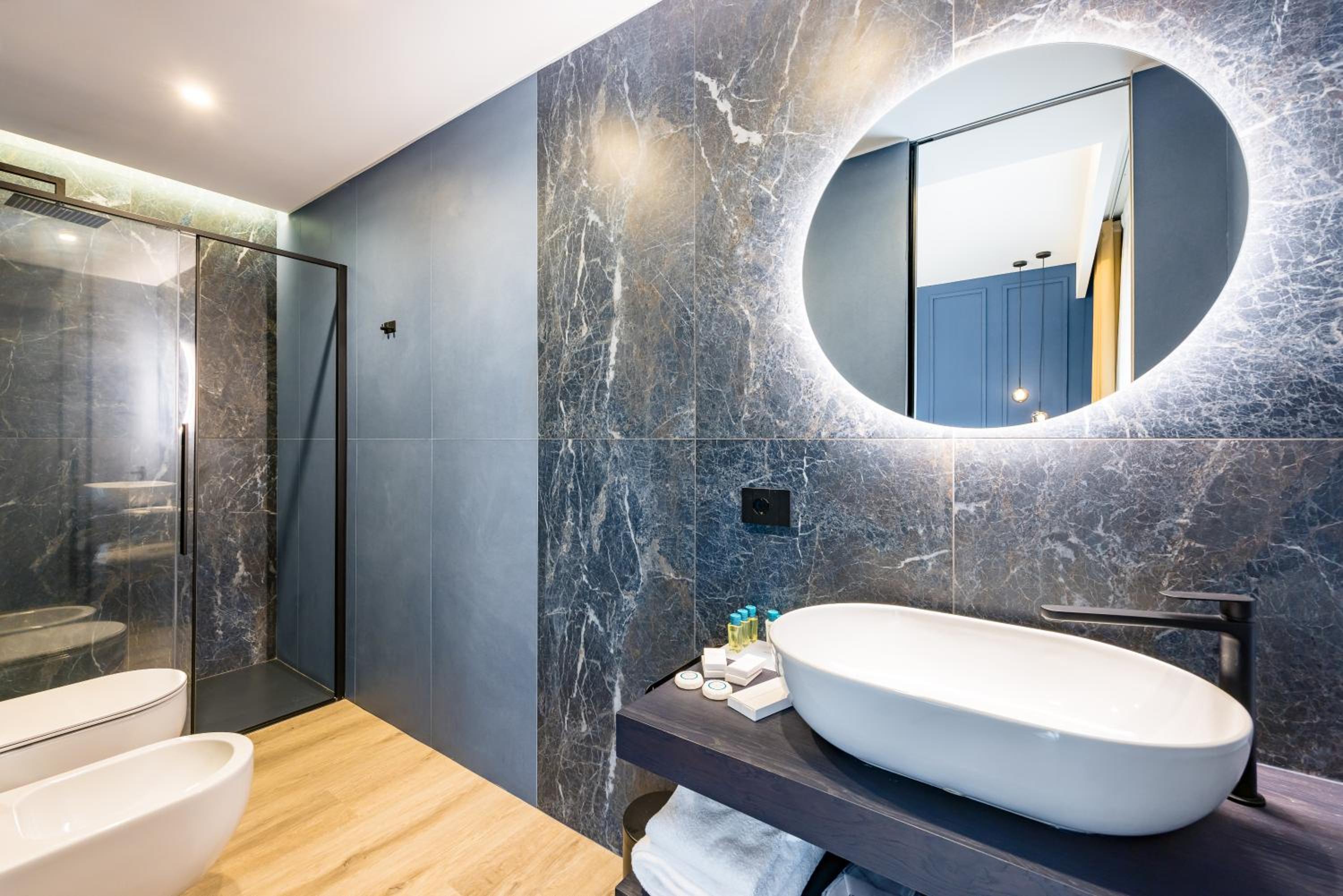 MH SUITES Plebiscito
