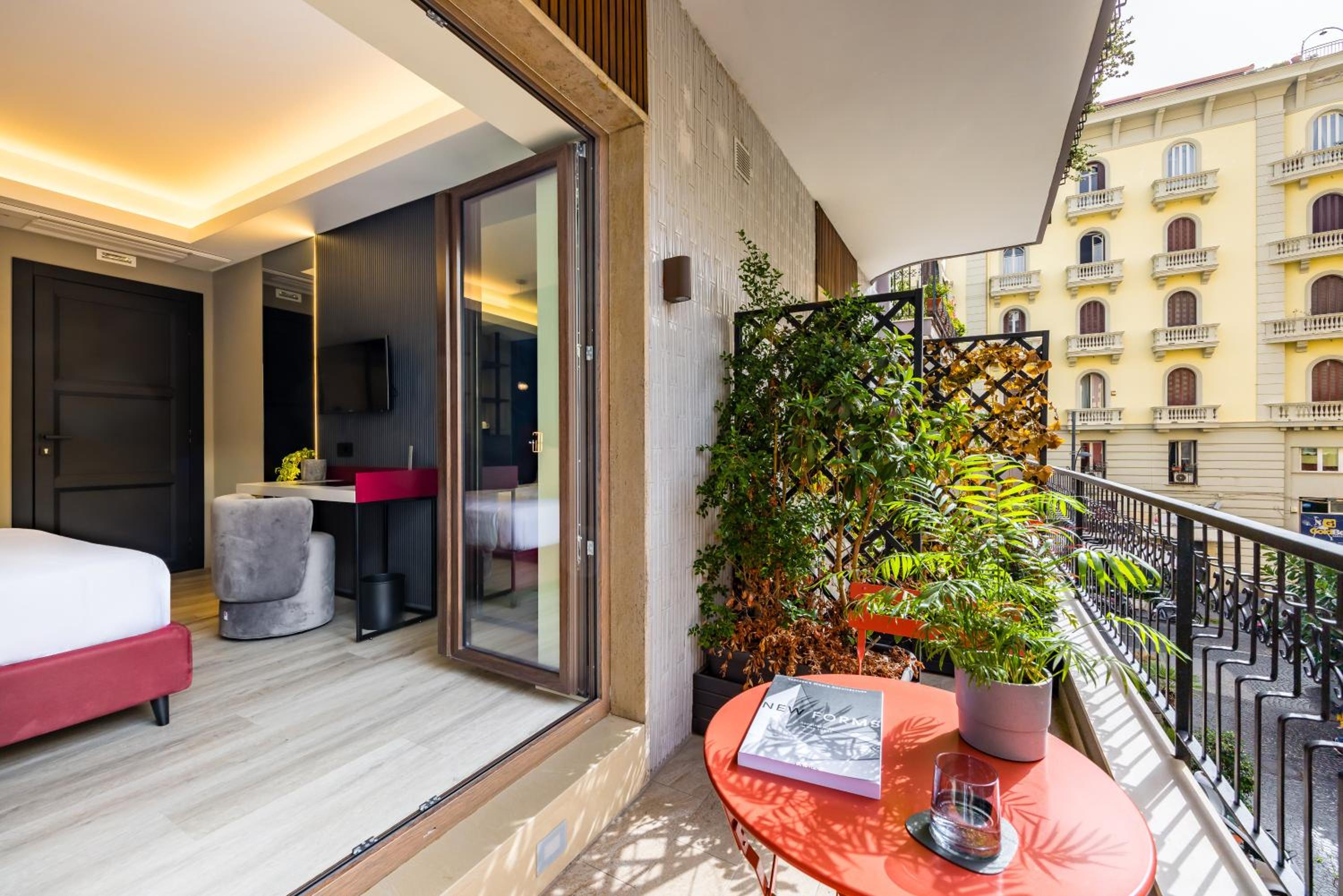 MH SUITES Plebiscito