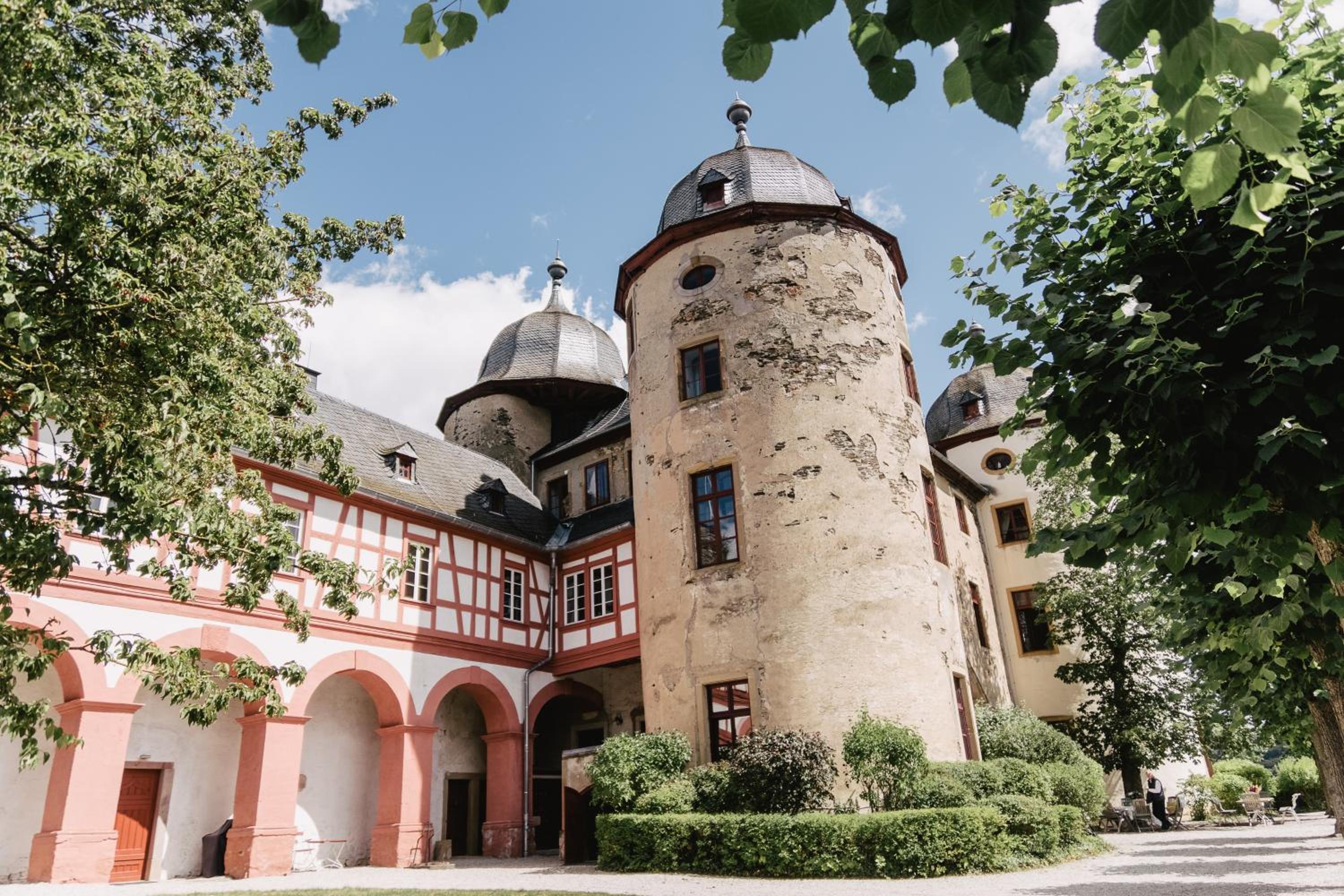 Schloss Gemünden mit Schwimmbad