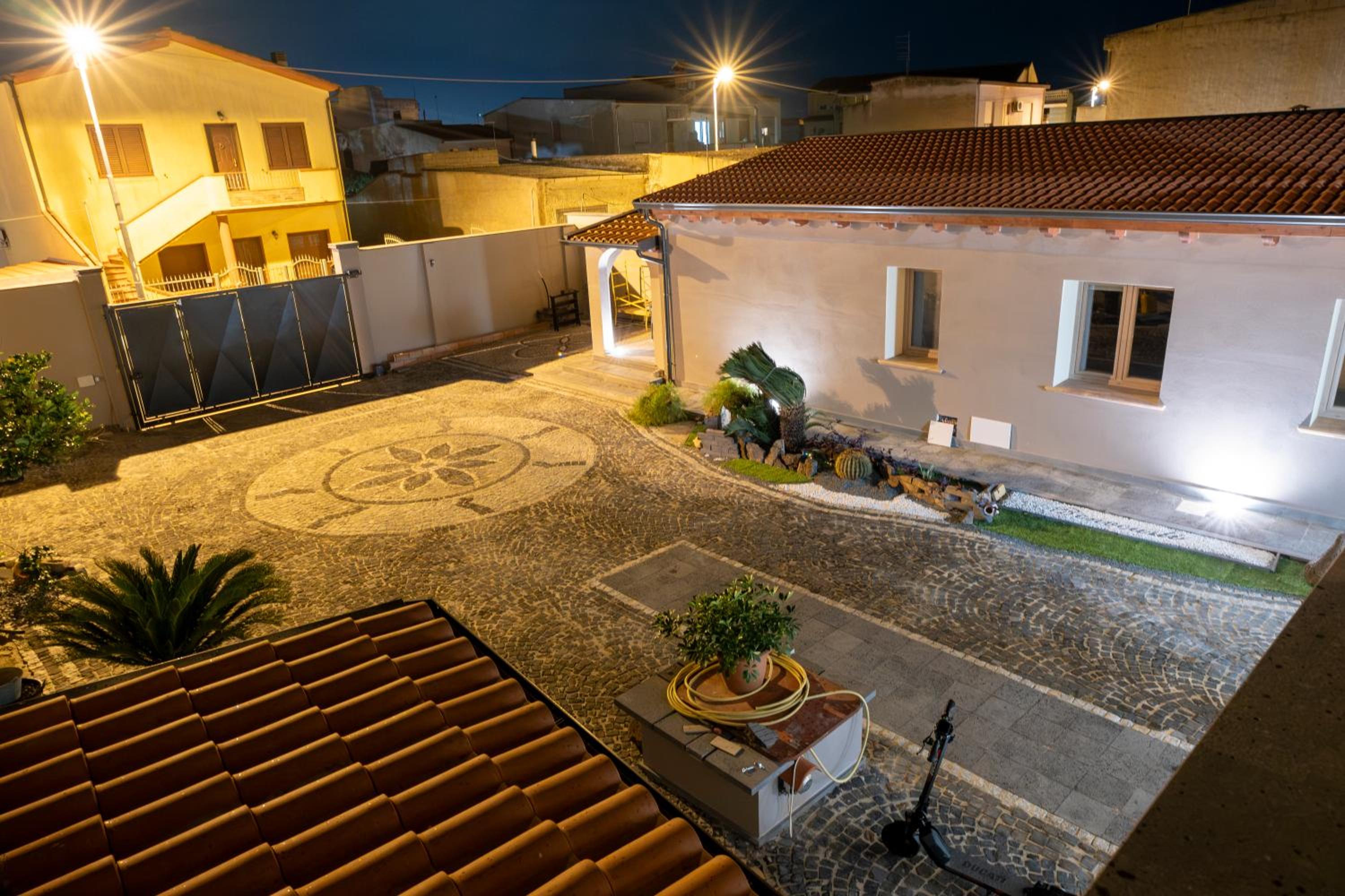 Domo San Leone Uta - Guest House Storica con Vasca Idromassaggio, Giardino e Parcheggio Privato view 5