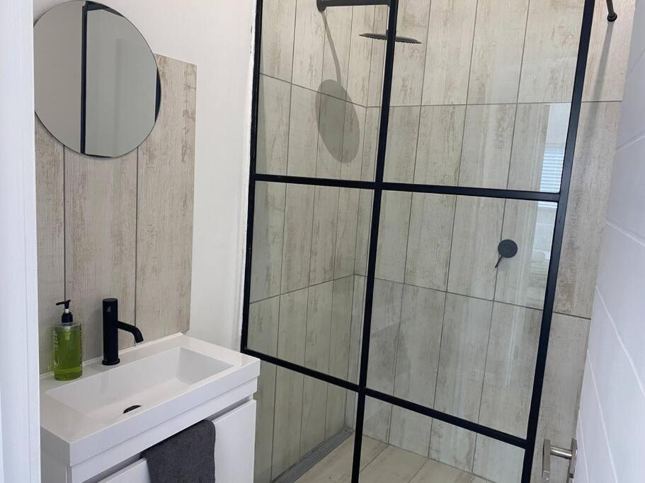 Dive into Luxury - Spacious Modern House with Pool view 2