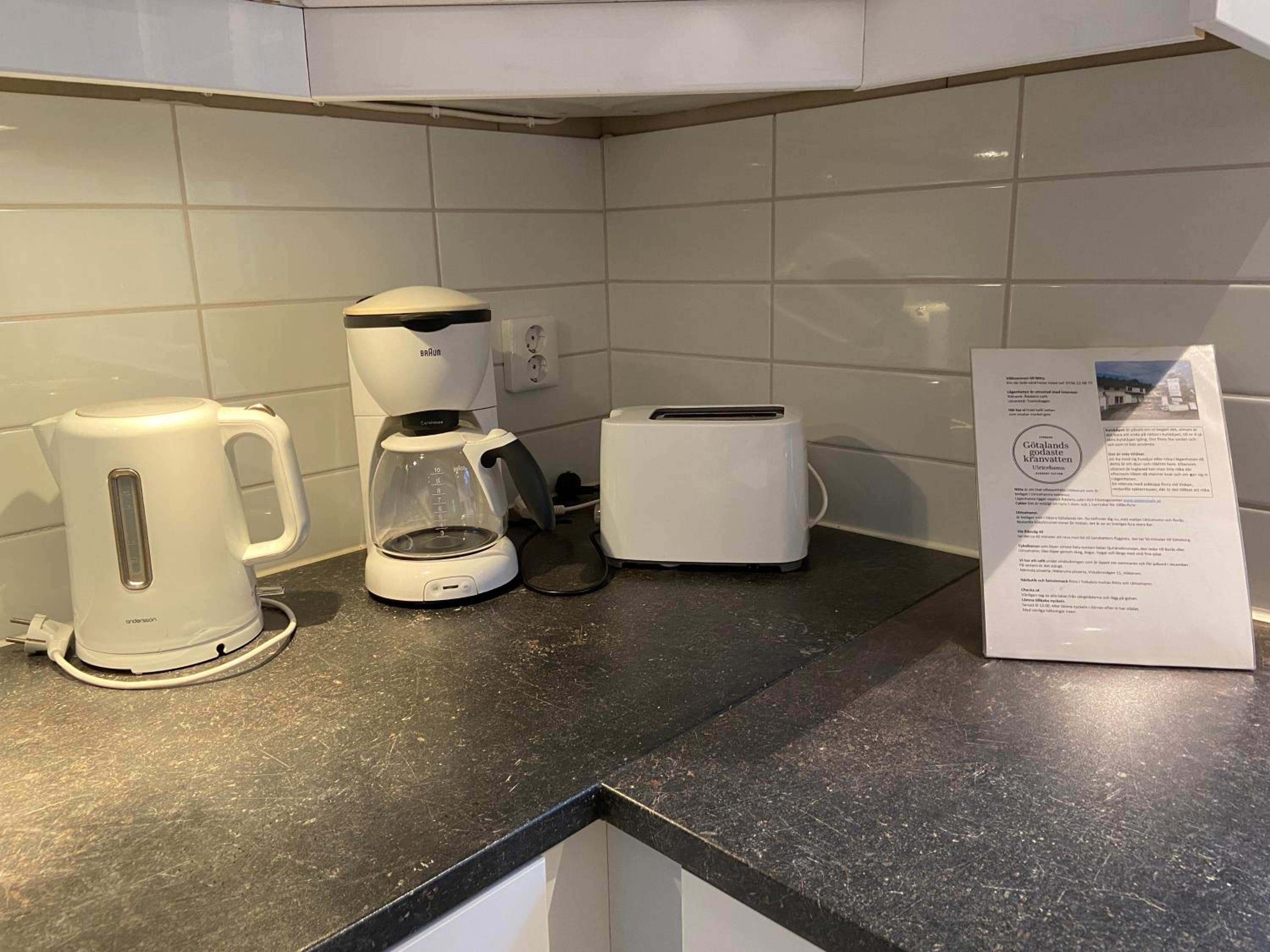 Stor lägenhet ovanpå café ute på landet