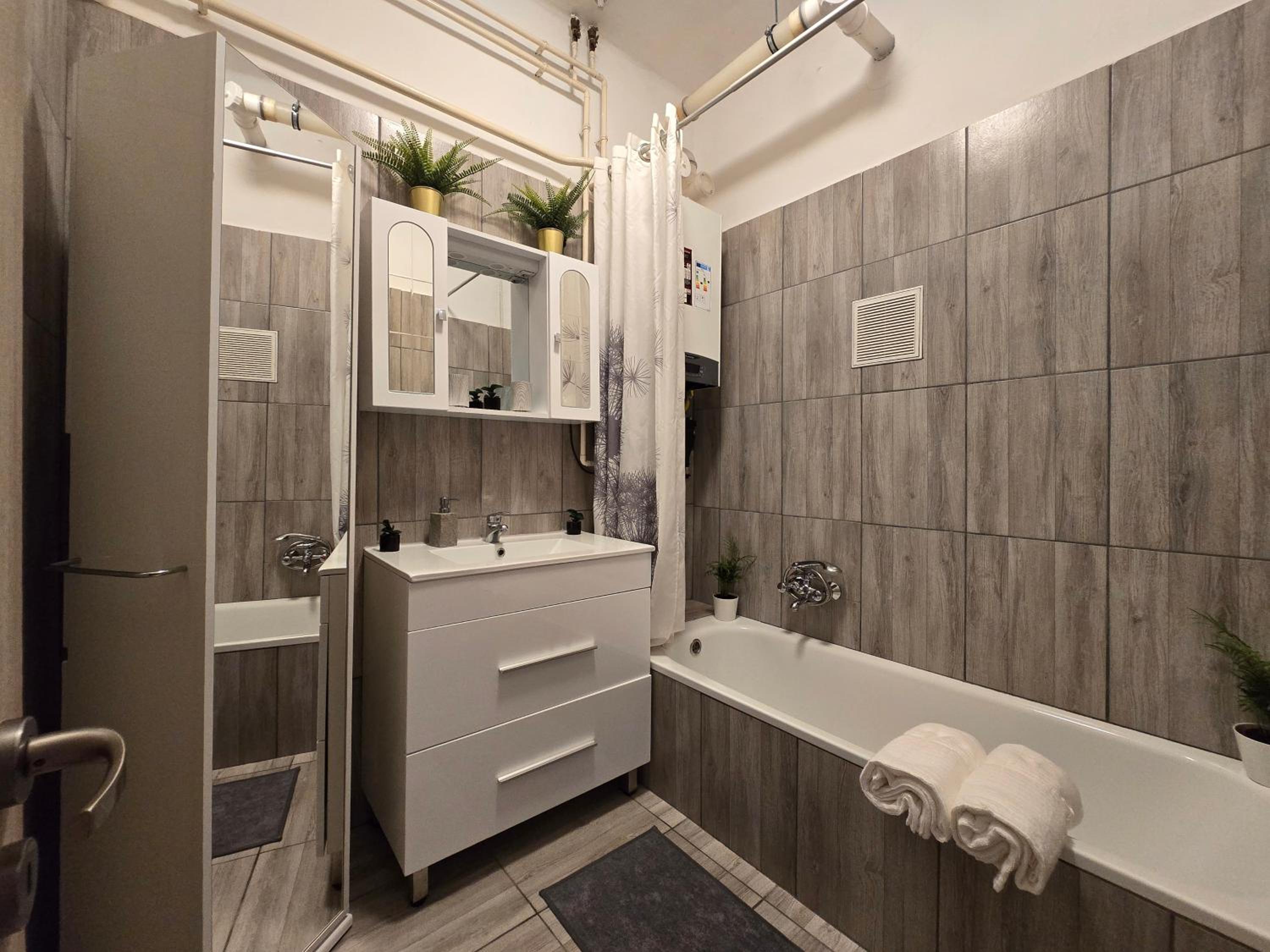 Serenity Family Apartment 2BR, AC and Balcony in Buda